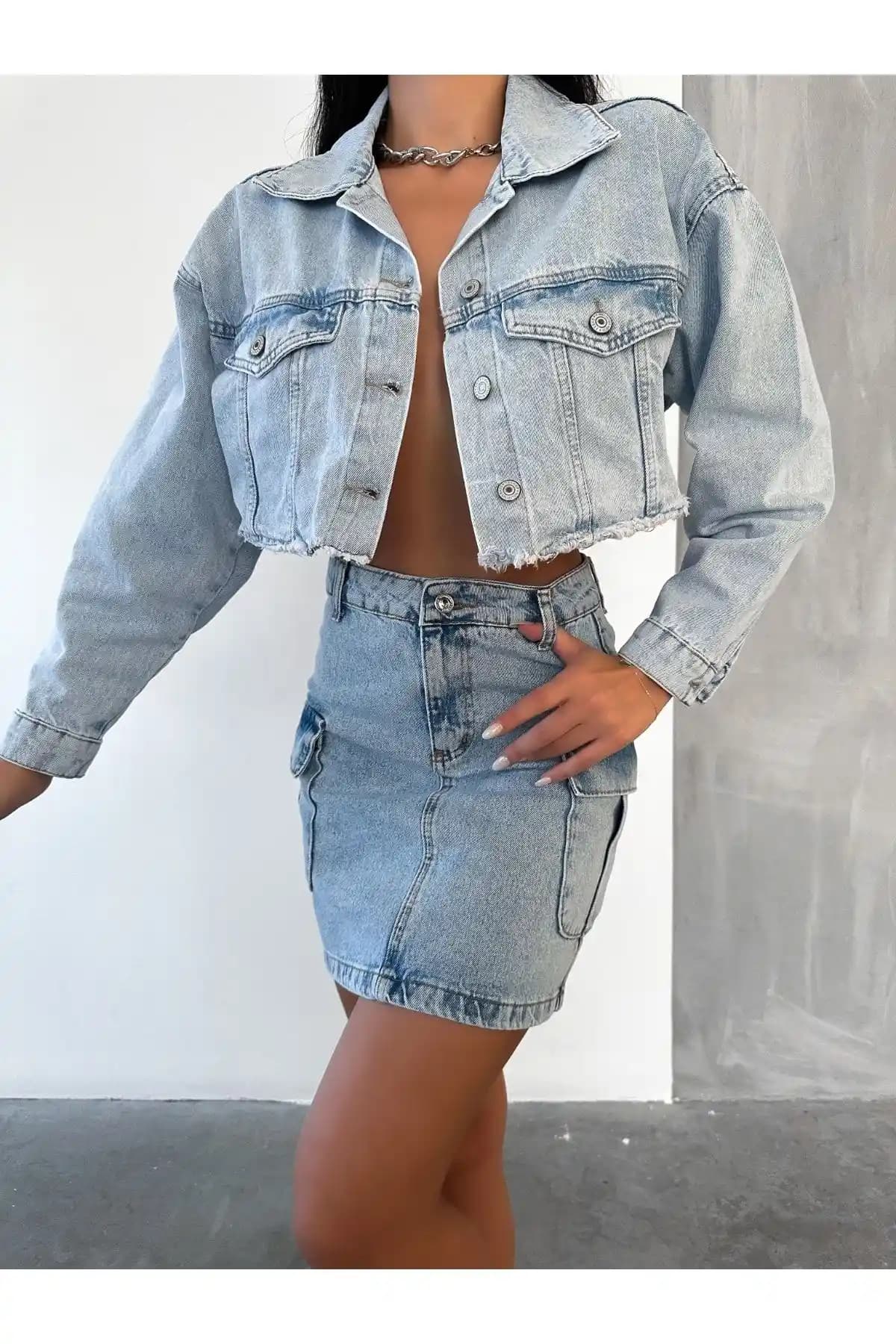 Denikk Trend Crop Kot Ceket ile Lokadi Buz Mavi Lazerli Kot Ceket Karşılaştırması