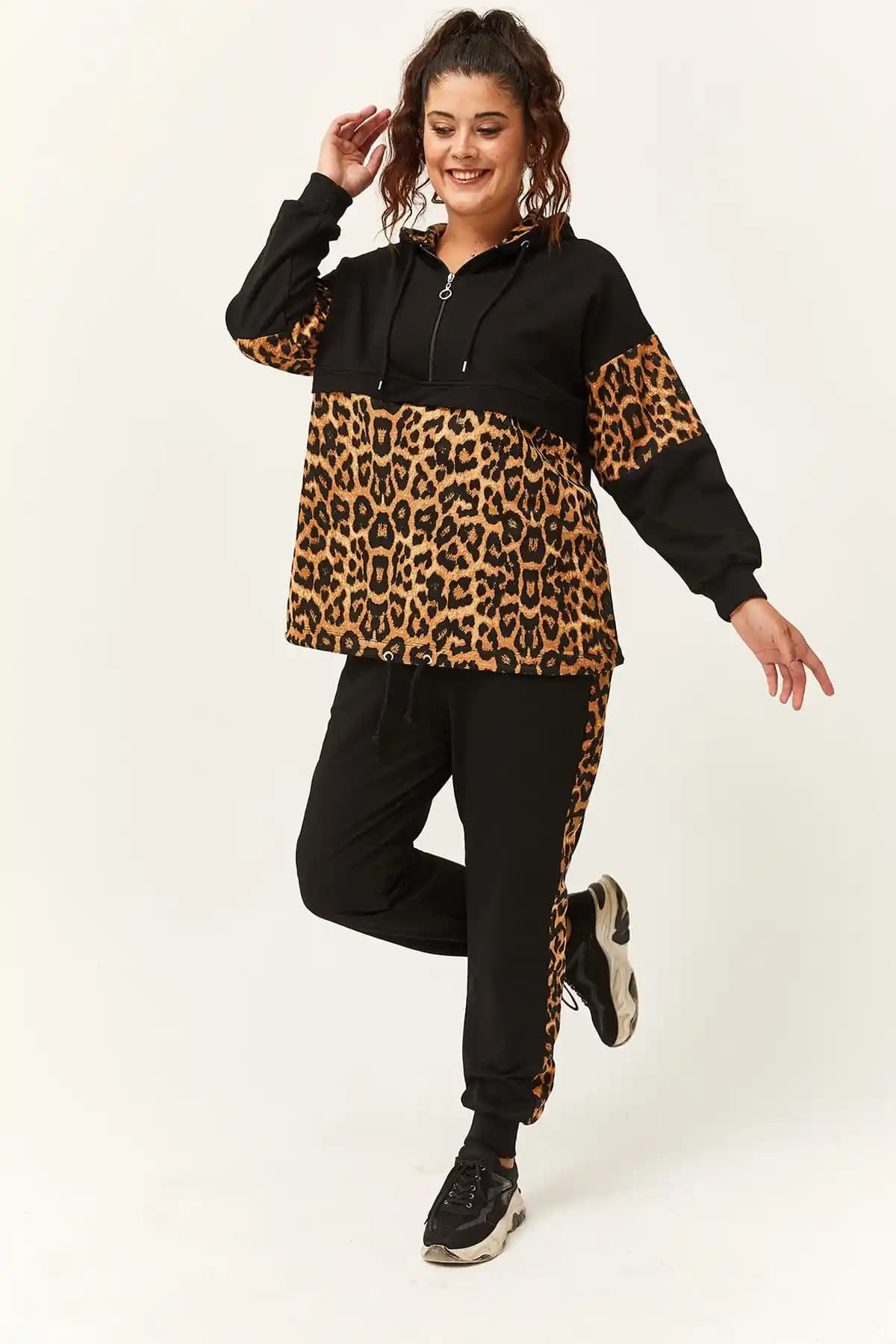 Ebsumu ve Kokosh Moda Büyük Beden Leopar Detaylı Eşofman Takımları Karşılaştırması