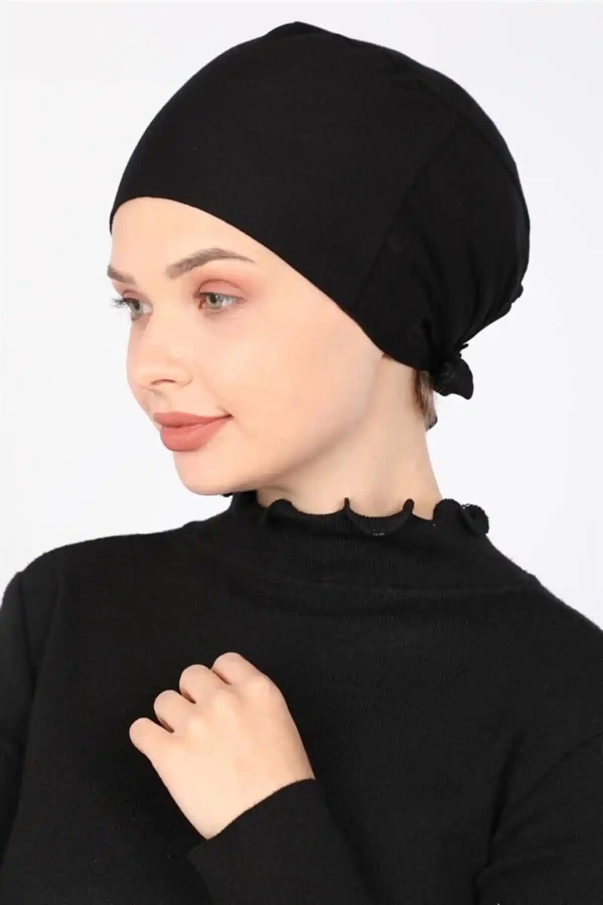 Genel Markalar Dikişsiz Penye Bone ve Kadın Siyah Fırfırlı Topuz Bone Karşılaştırması