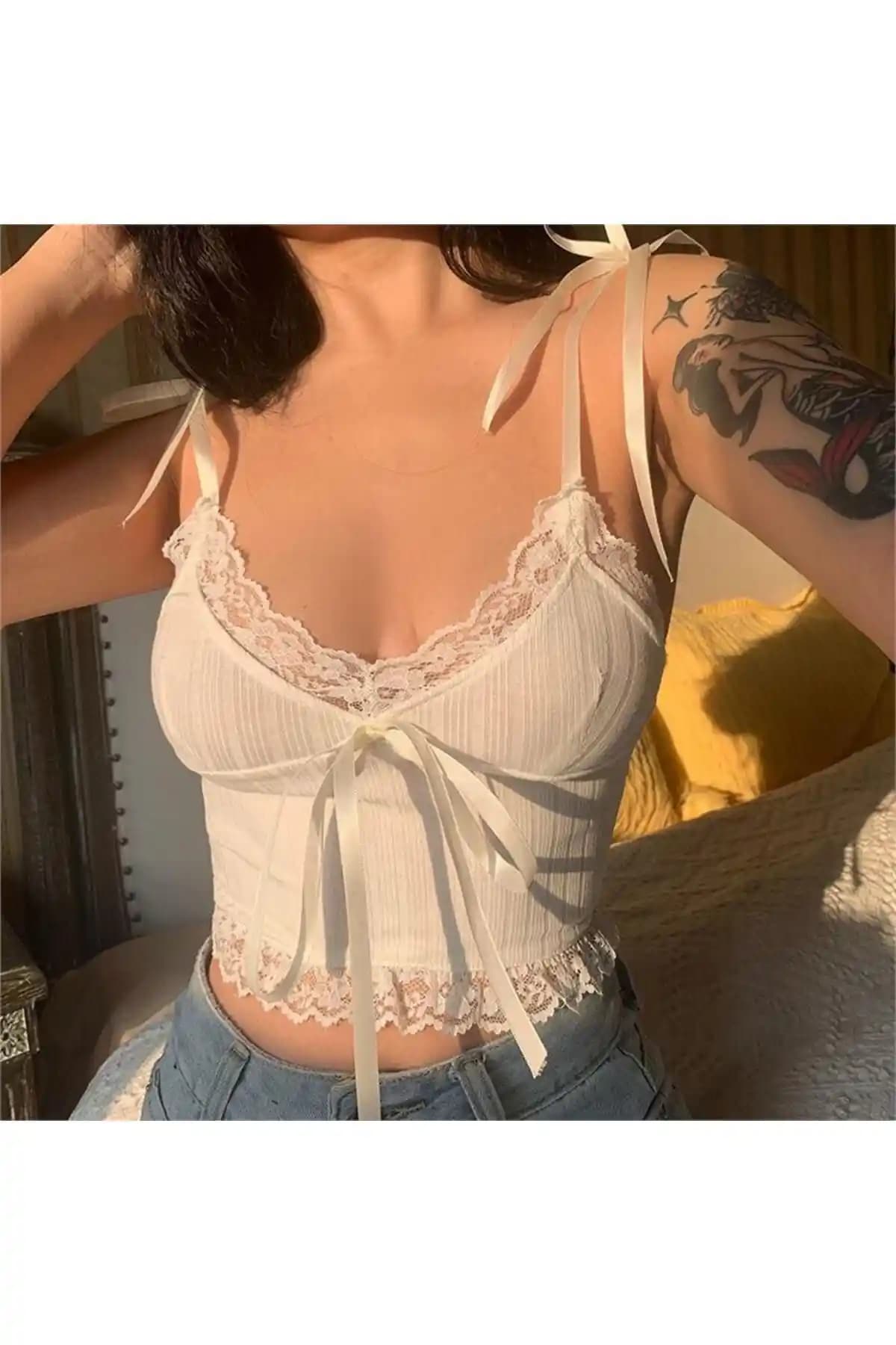 Genel Markalar Düz Beyaz T-shirt ve Imoda Siyah Crop Top Karşılaştırması