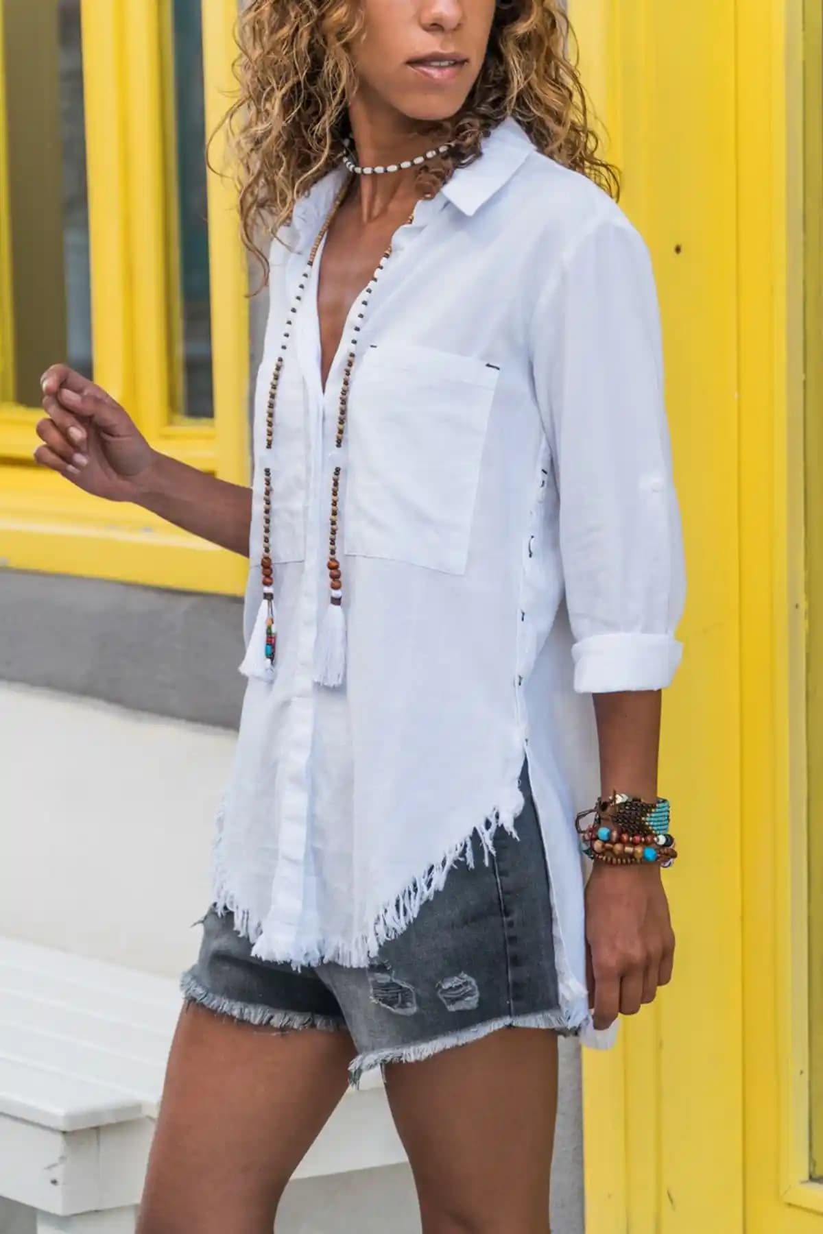 Güneşkızı Kadın Beyaz Yanı Düğmeli Püsküllü Gömlek: Şıklık ve Konforun Modern Buluşması