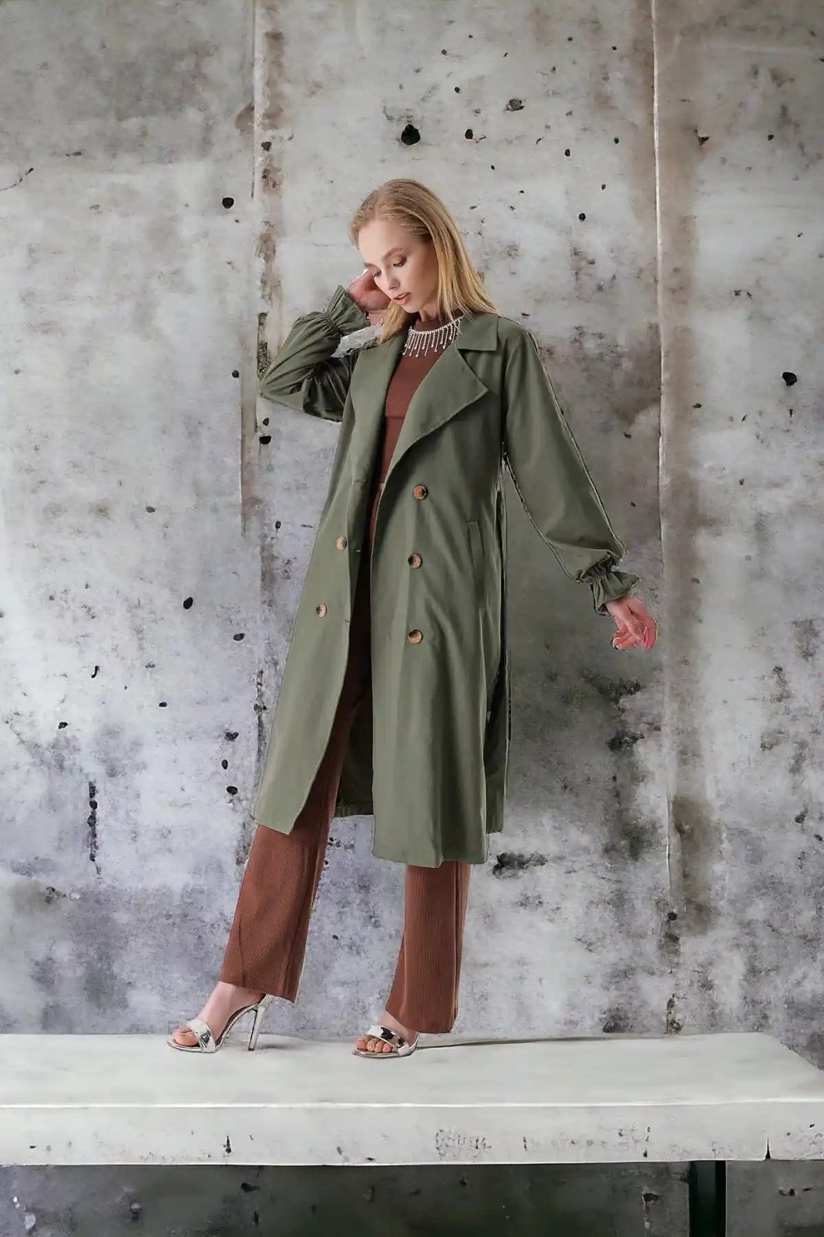 Hakke Şal Yaka Kol Lastik Trençkot: Modern ve Fonksiyonel Günlük Giyim Seçeneği