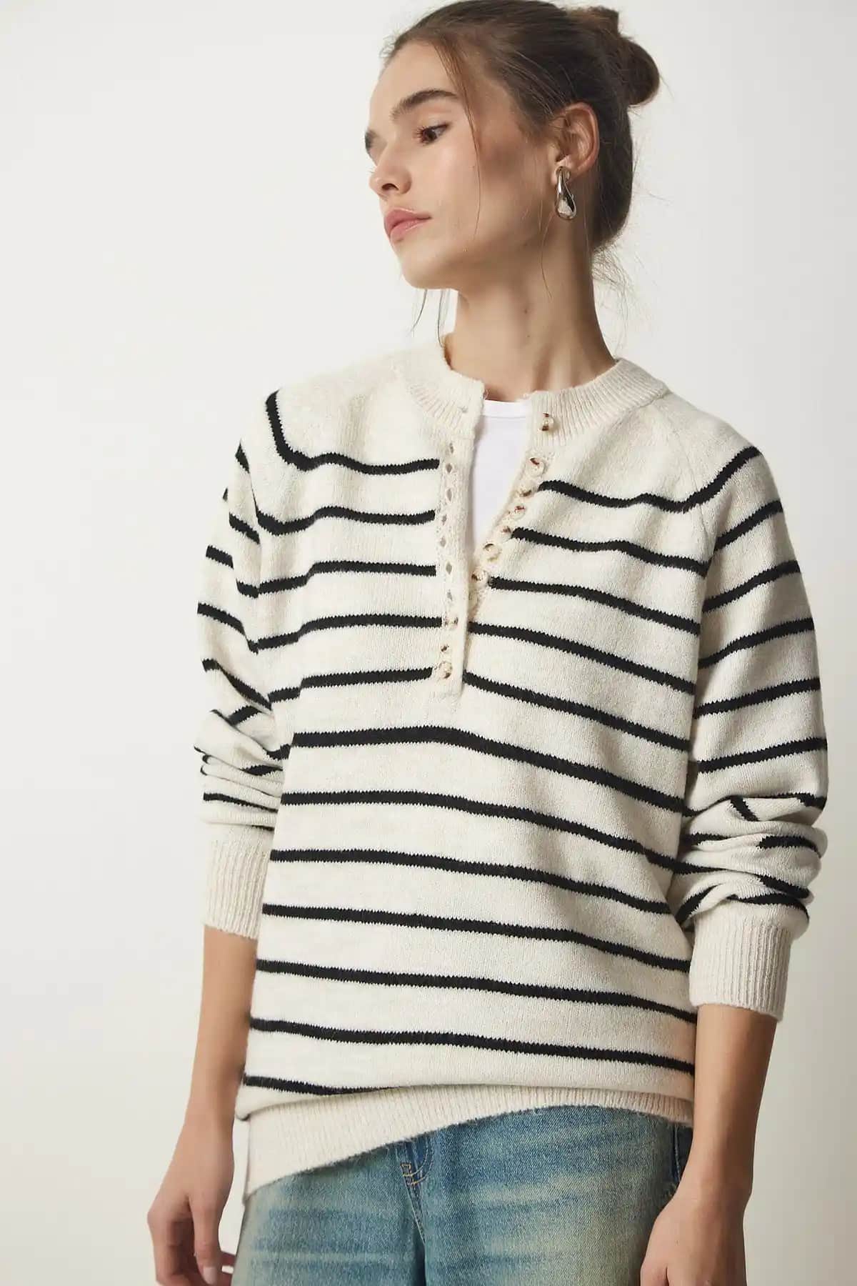 Happiness İstanbul Kadın Siyah Düğmeli Yaka Çizgili Triko Kazak Modern ve Şık Tasarım