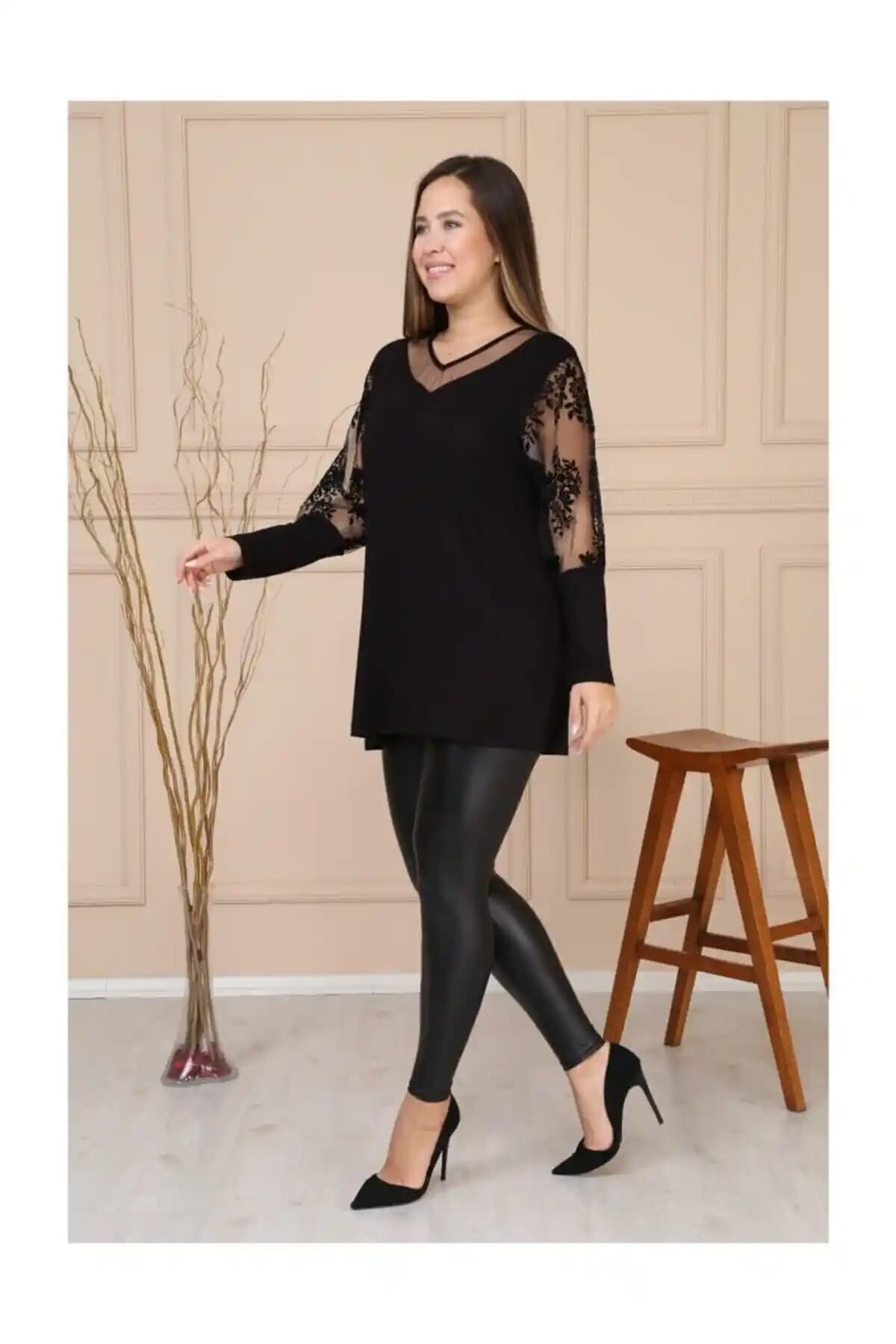 Hülya Butik İki Popüler Siyah Bluz Modelinin Detaylı Karşılaştırması