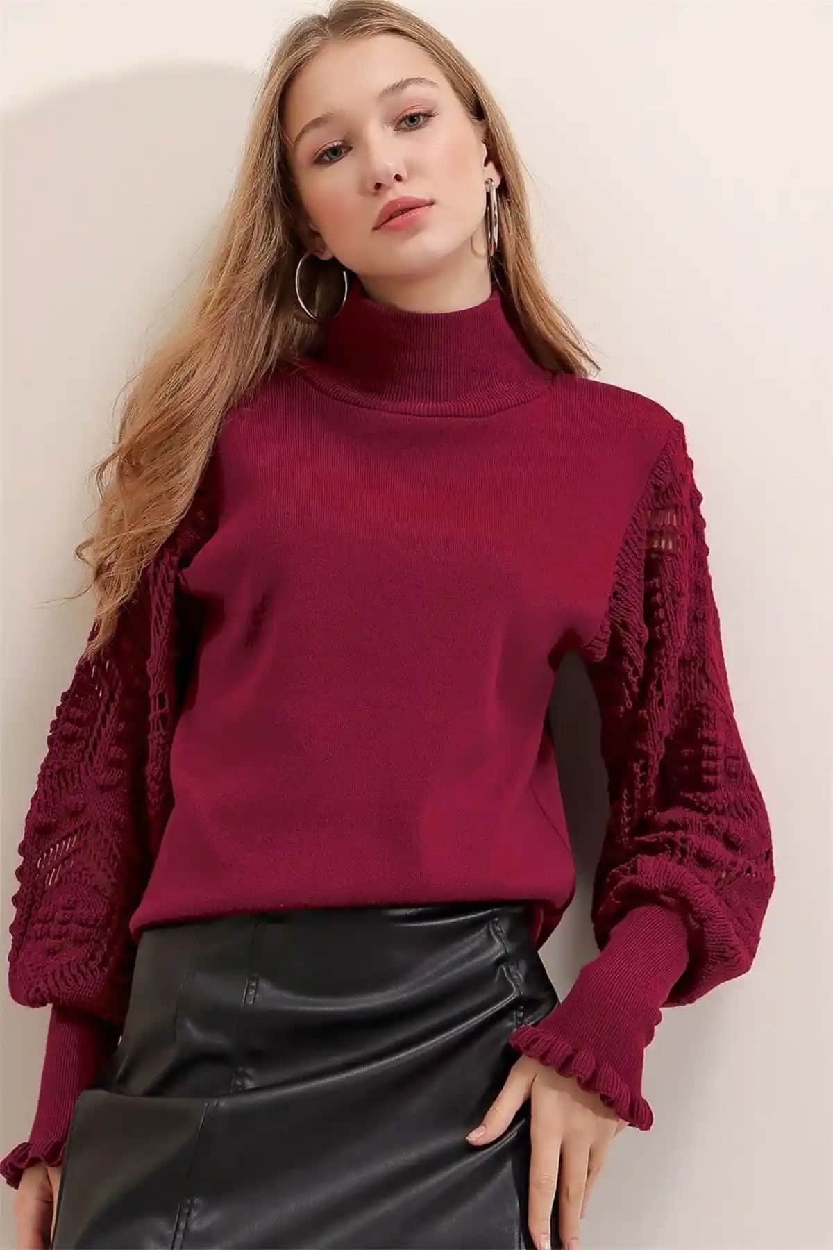 Kadın Bordo Yarım Balıkçı Yaka Dantel Detaylı Kazak Modern ve Şık Tasarım