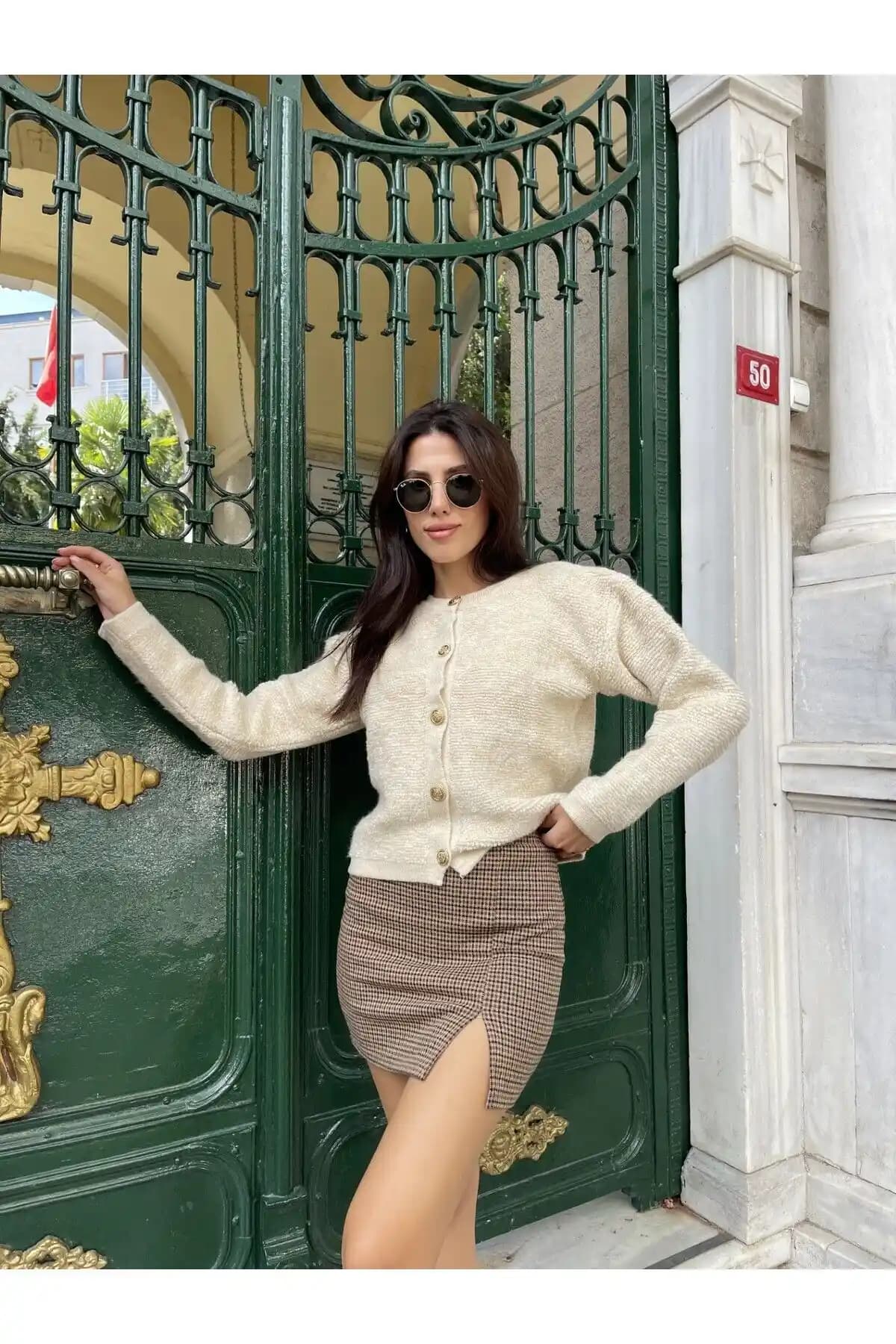 Kadın Peluş Teddy Hırka Bej Renkli Gold Düğmeli Yumuşak ve Şık Tasarım