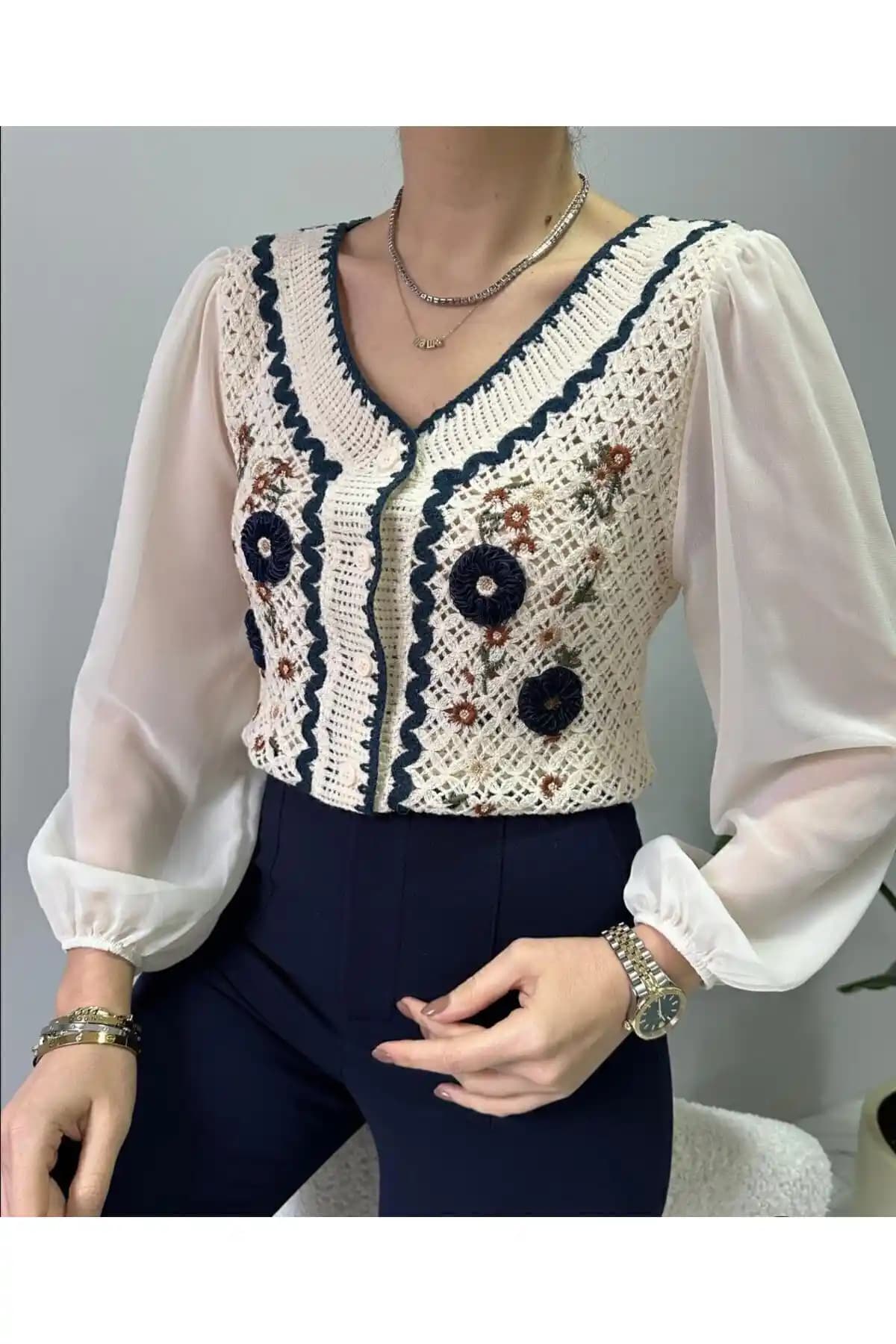 Kadın Şifon Krem Bluz Modern Tasarım ve Yüksek Kaliteyle Günlük ve Davet Şıklığı