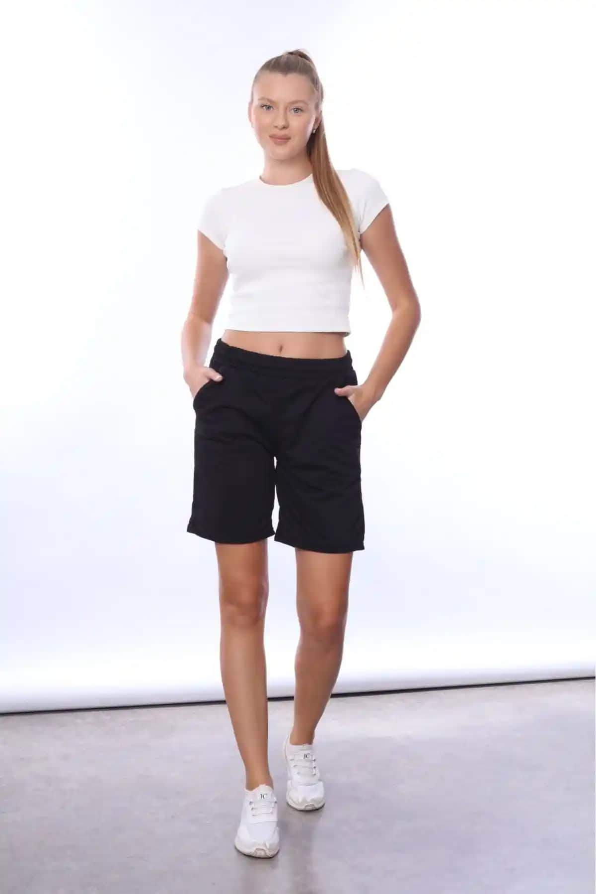 Kadın Siyah 2 İplik Cepli Şort - Rahat ve Şık Günlük Giyim Parçası