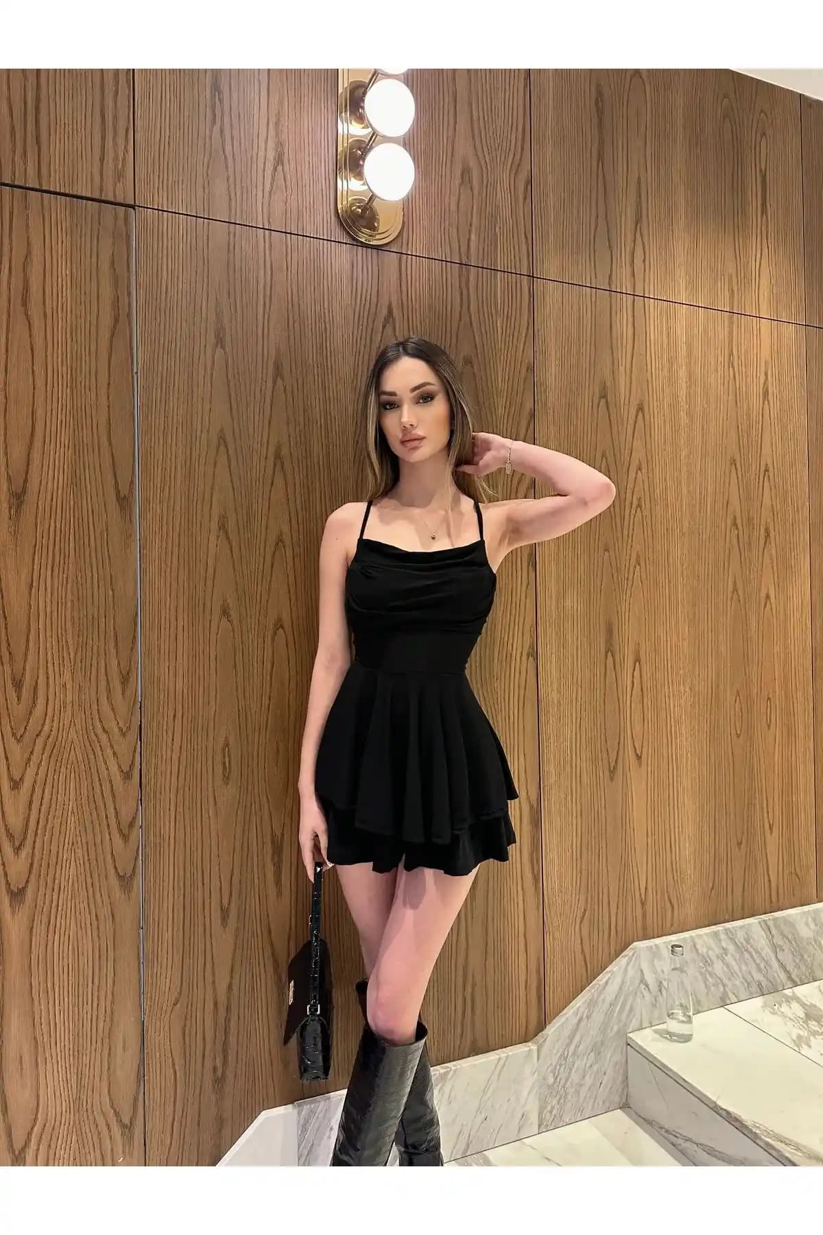 Kadın Siyah Askılı Şortlu Tulum: Modern ve Rahat Tasarım Özellikleri