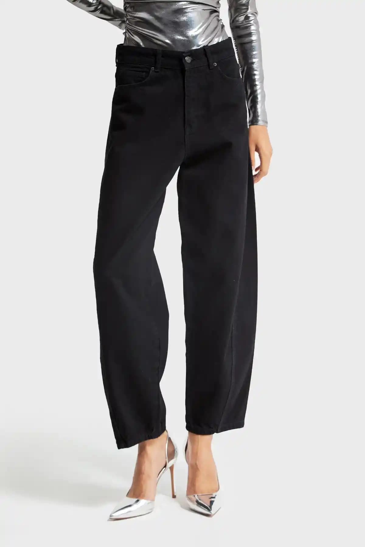 Kadın Siyah Denim Pantolon Yüksek Bel ve Dar Kesim Modern Tasarım