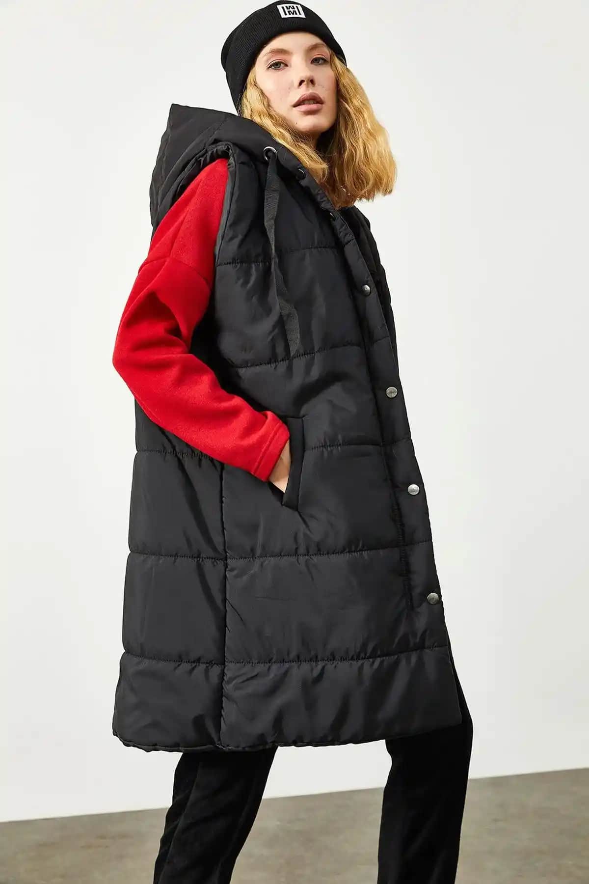 Kadın Siyah Kapüşonlu ve Düğmeli Şişme Yelek: Modern ve Fonksiyonel Tasarım