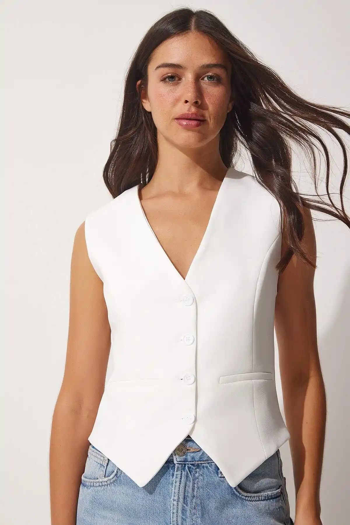 Kadınlar İçin Modern ve Şık Kısa Dokuma Yelek Özellikleri ve Kombin İpuçları