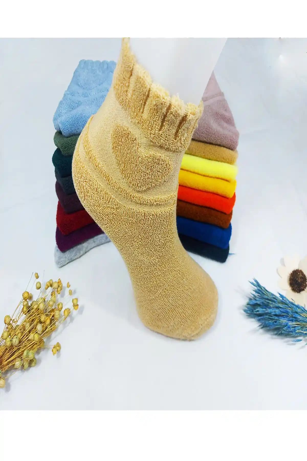 Kadınlar İçin Renkli ve Sürdürülebilir Kışlık Çorap Seti 4'lü Çok Renkli Tasarım