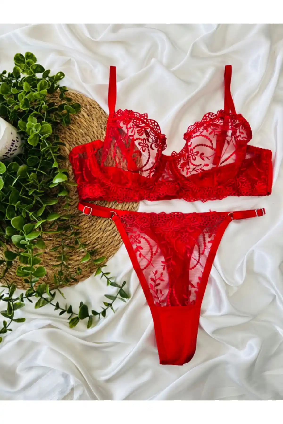 Kırmızı ve Bordo Dantelli Bralet Takımları Karşılaştırması ve Özellikleri