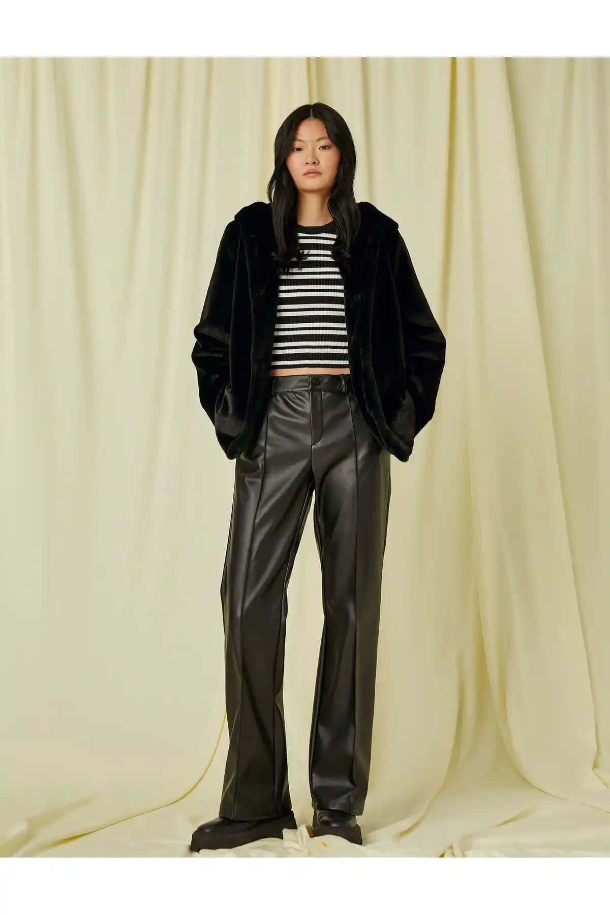 Koton Kapüşonlu Oversize Peluş Kısa Kaban: Şıklık ve Konforun Birleşimi