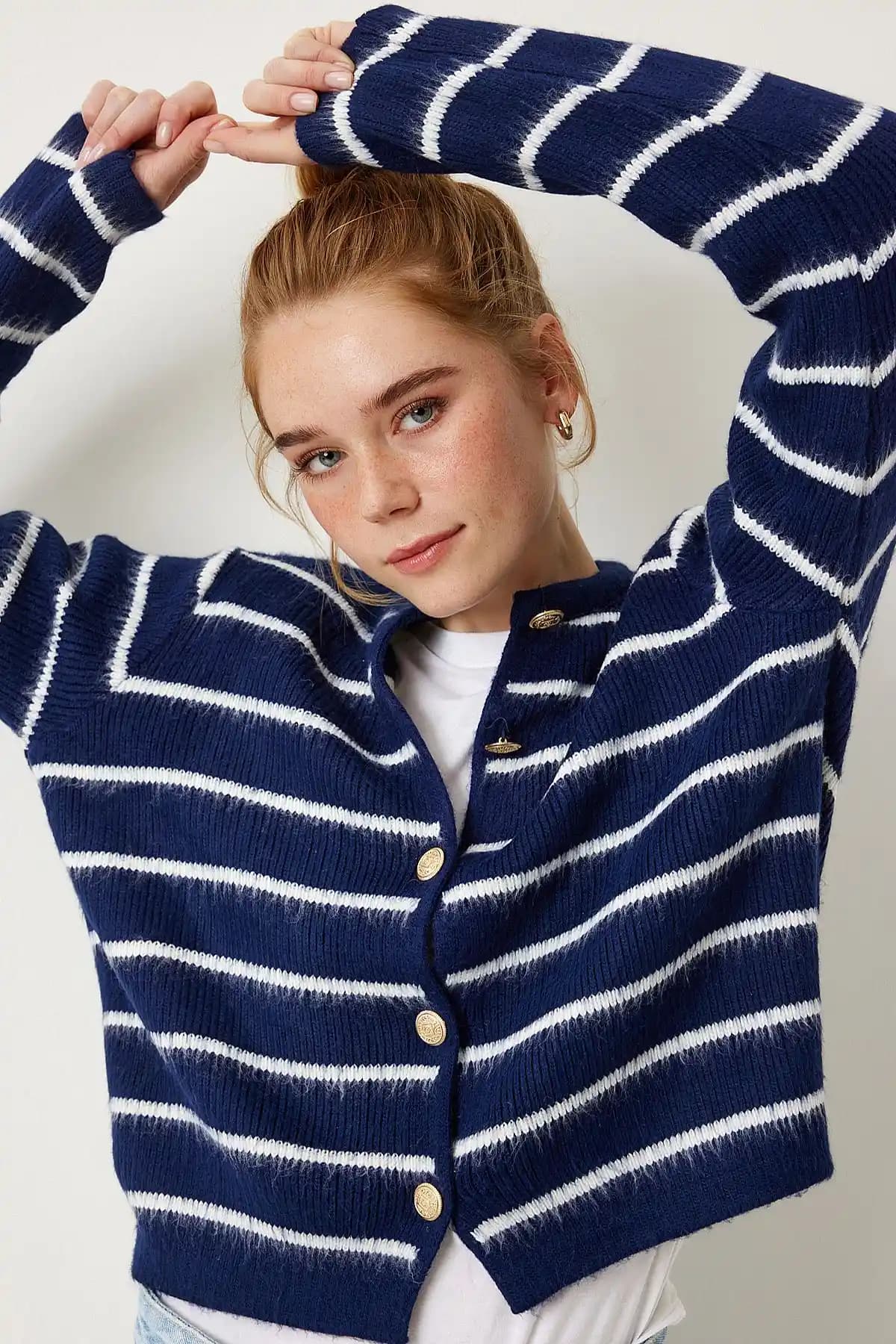 Lovelyİstanbul Dore Düğmeli Çizgili Triko Hırka: Şık ve Konforlu Kışlık Kadın Giyim Parçası