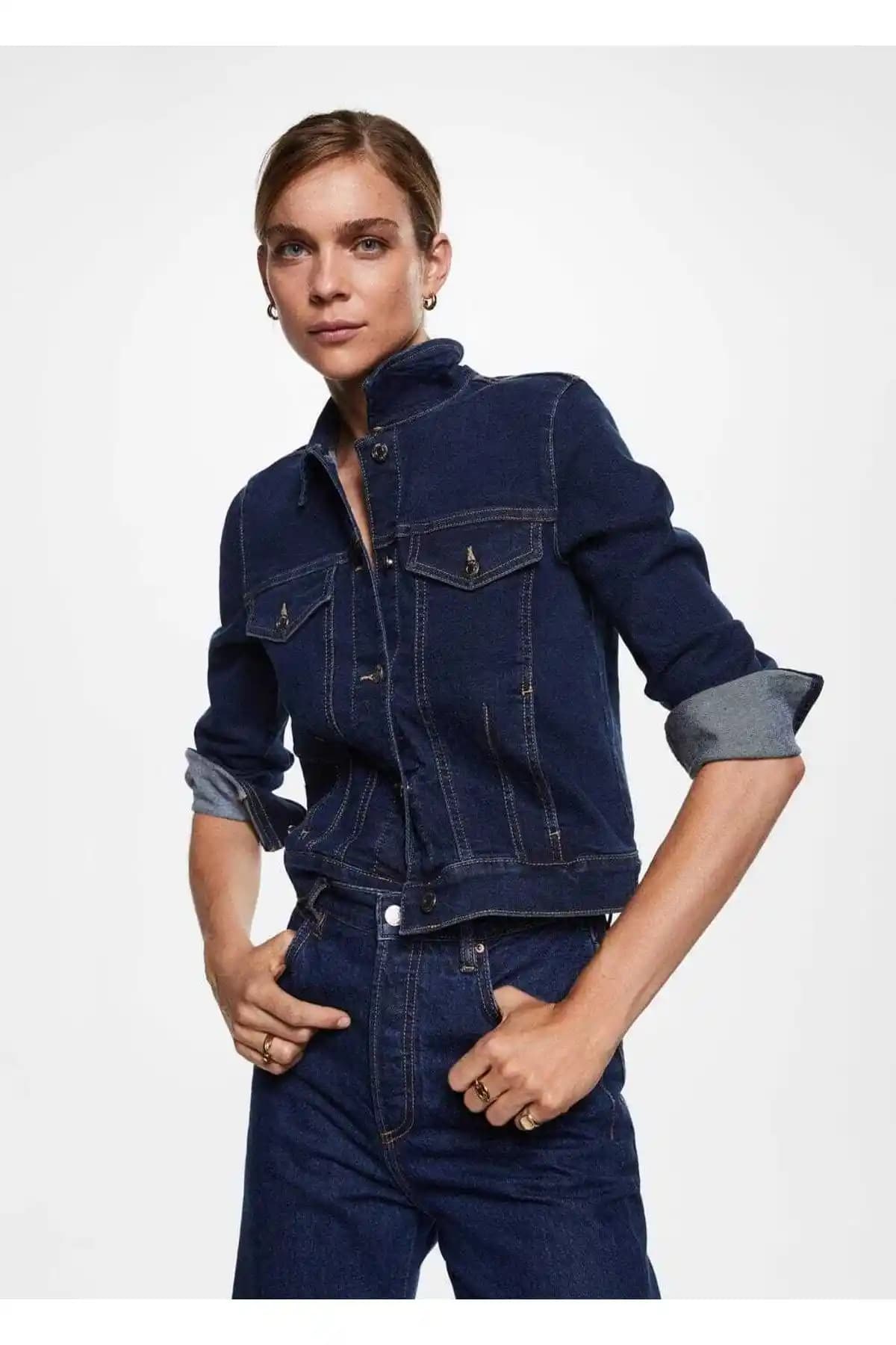 MANGO Pamuklu Denim Ceket: Modern Tasarım ve Konfor Sunan Günlük Giyim Parçası