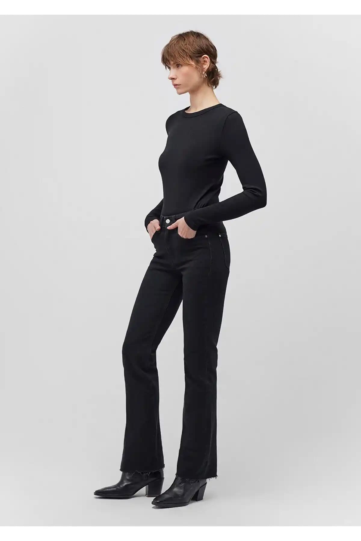 Mavi Maria Gold Premium Gri ve Siyah Jean Pantolonları Karşılaştırması