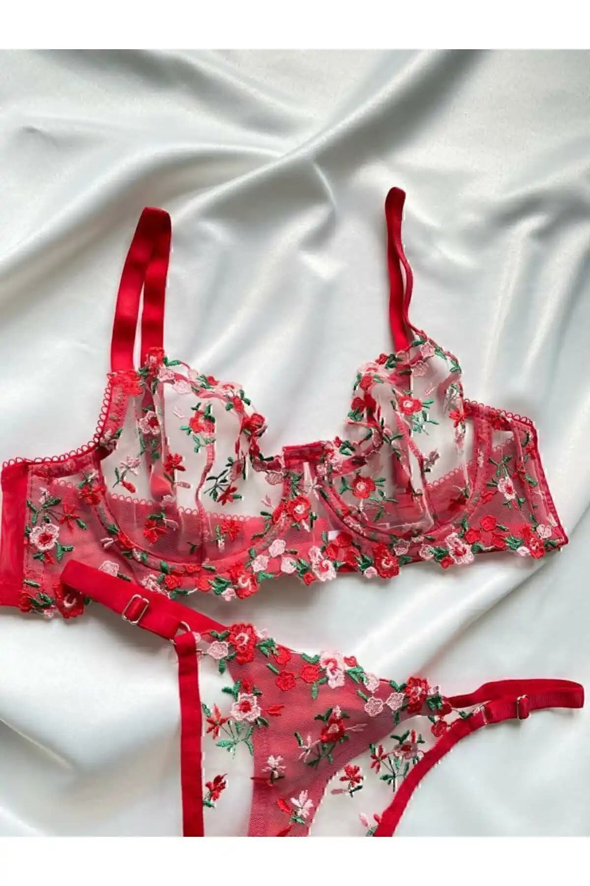 More Than Socks Kırmızı Çiçek Desen Dantelli Bralet Takım Modern Kadınlar İçin Şık ve Konforlu İç Giyim