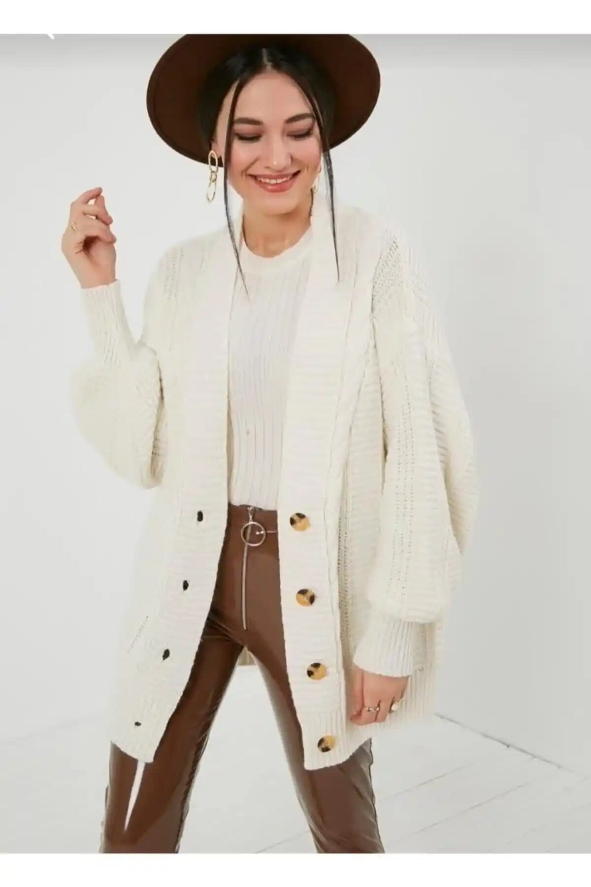 Nazende Stil'in Ekru Renkli Örgü Desenli Salaş Hırkası Günlük Şıklık İçin Uygun