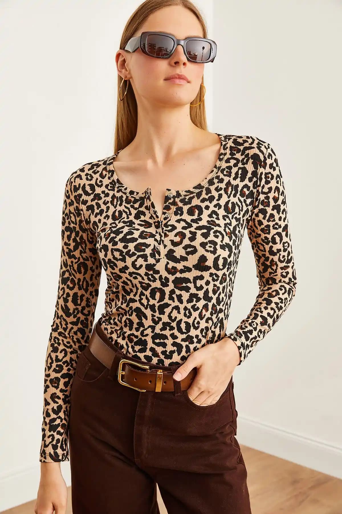 Olalook Kadın Leopar Bej Patlı Kaşkorse Bluz Şıklık ve Konforu Bir Arada Sunar
