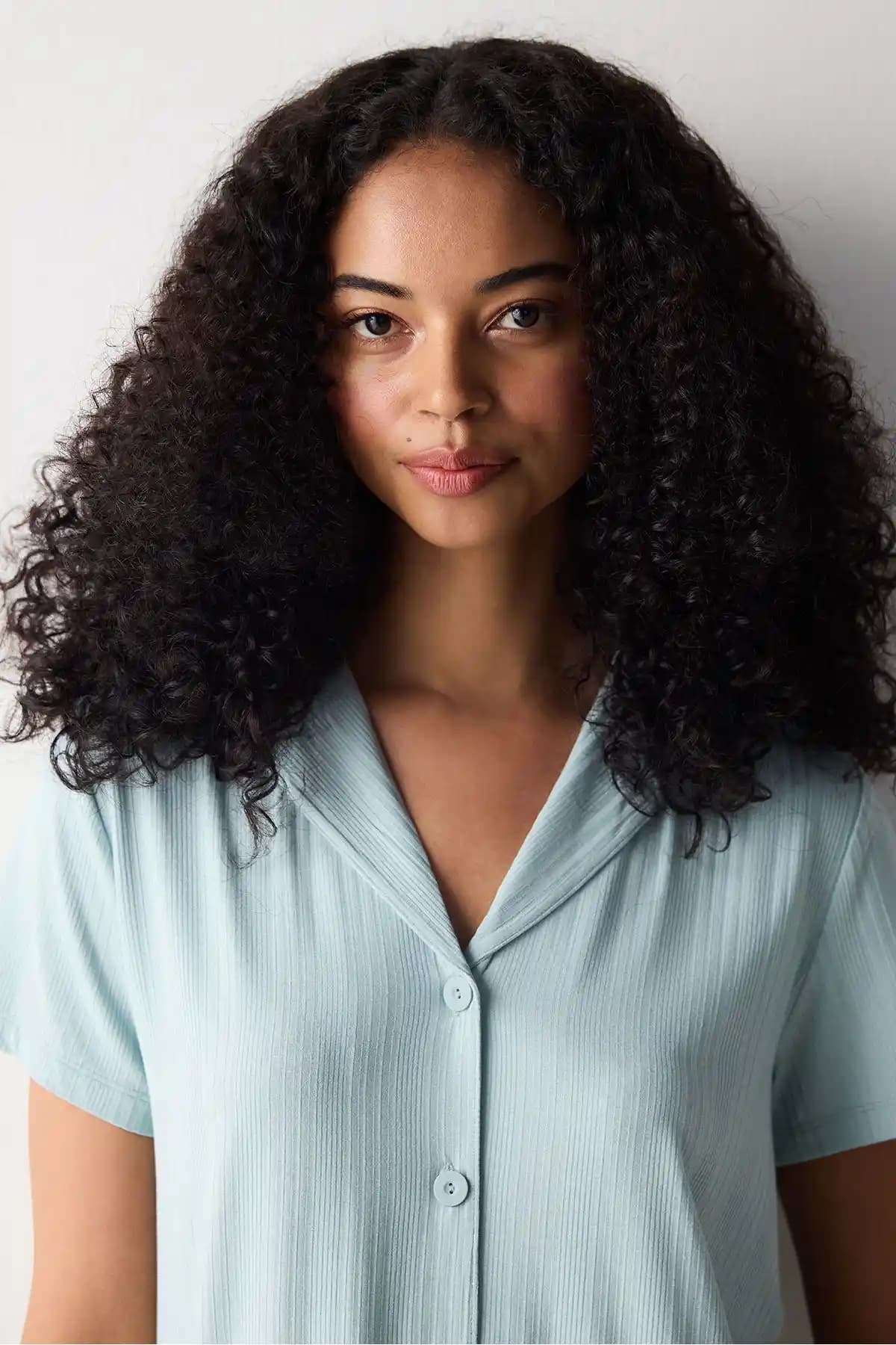 Penti Lucy Düğmeli Gömlek Pantolon Takımı: Şıklık ve Konfor Sunan Sürdürülebilir Ev Giyim