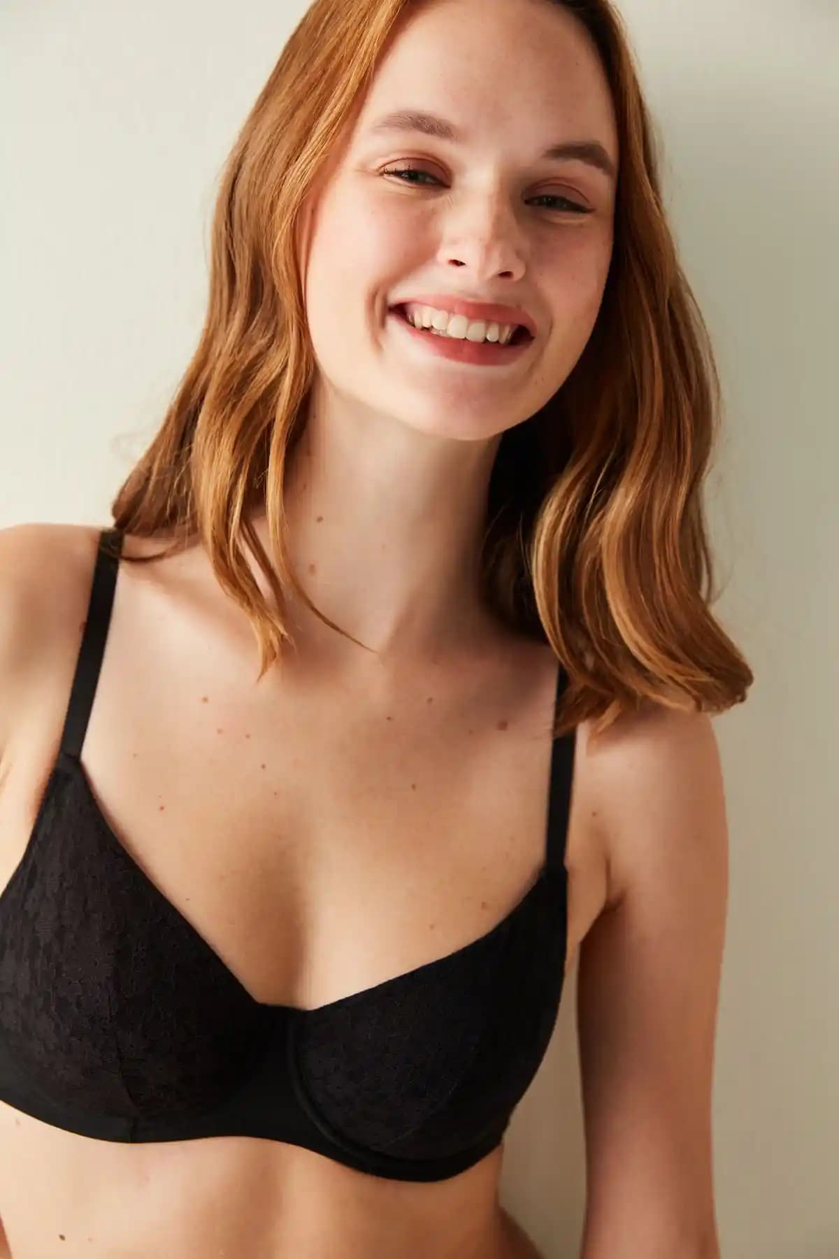 Penti Siyah Dantelli ve Valeria Lace Dantel Sütyenleri Karşılaştırması