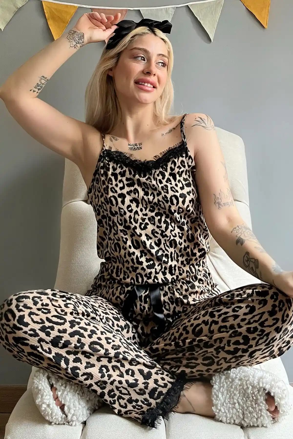 Pijamaevi Kahve Leopar ve Siyah Çiçek Dantelli Kadın Pijama Takımı Karşılaştırması
