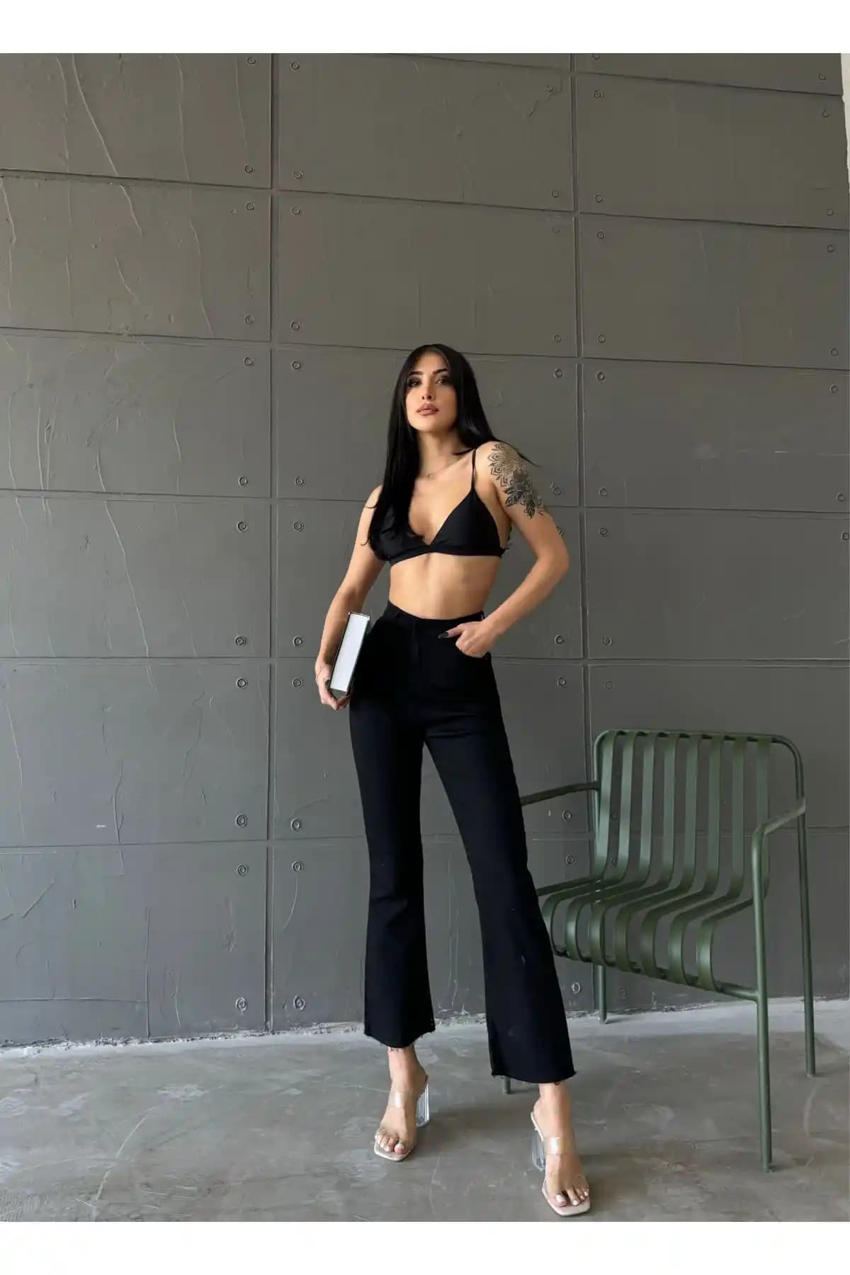 QİSSO Siyah Cropped Kesik Paça Jean Pantolon Yüksek Bel ve Rahat Kalıp Özelliğiyle