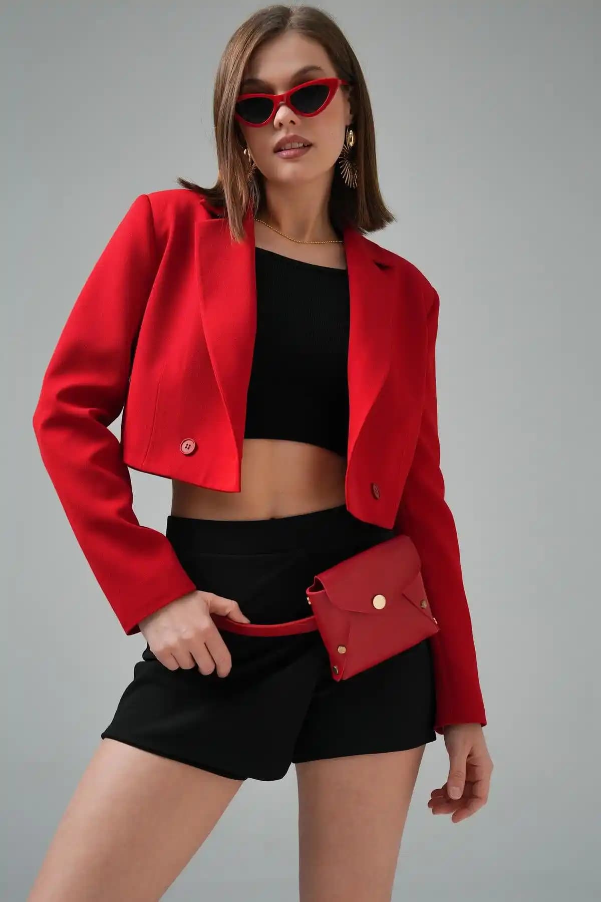 Saade Kırmızı Kruvaze ve Select Moda Siyah Crop Blazer Ceket Karşılaştırması