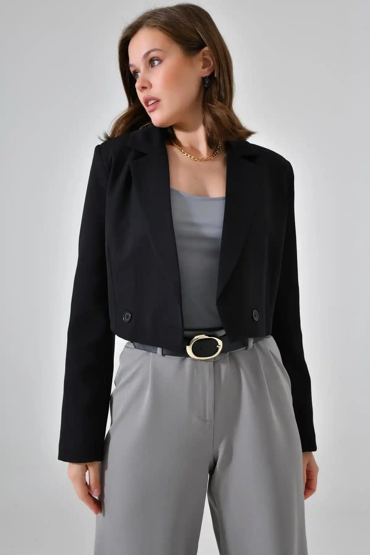 Saade Siyah Kruvaze Crop Blazer ve Ceket Karşılaştırması: Hangi Model Sizin İçin Uygun