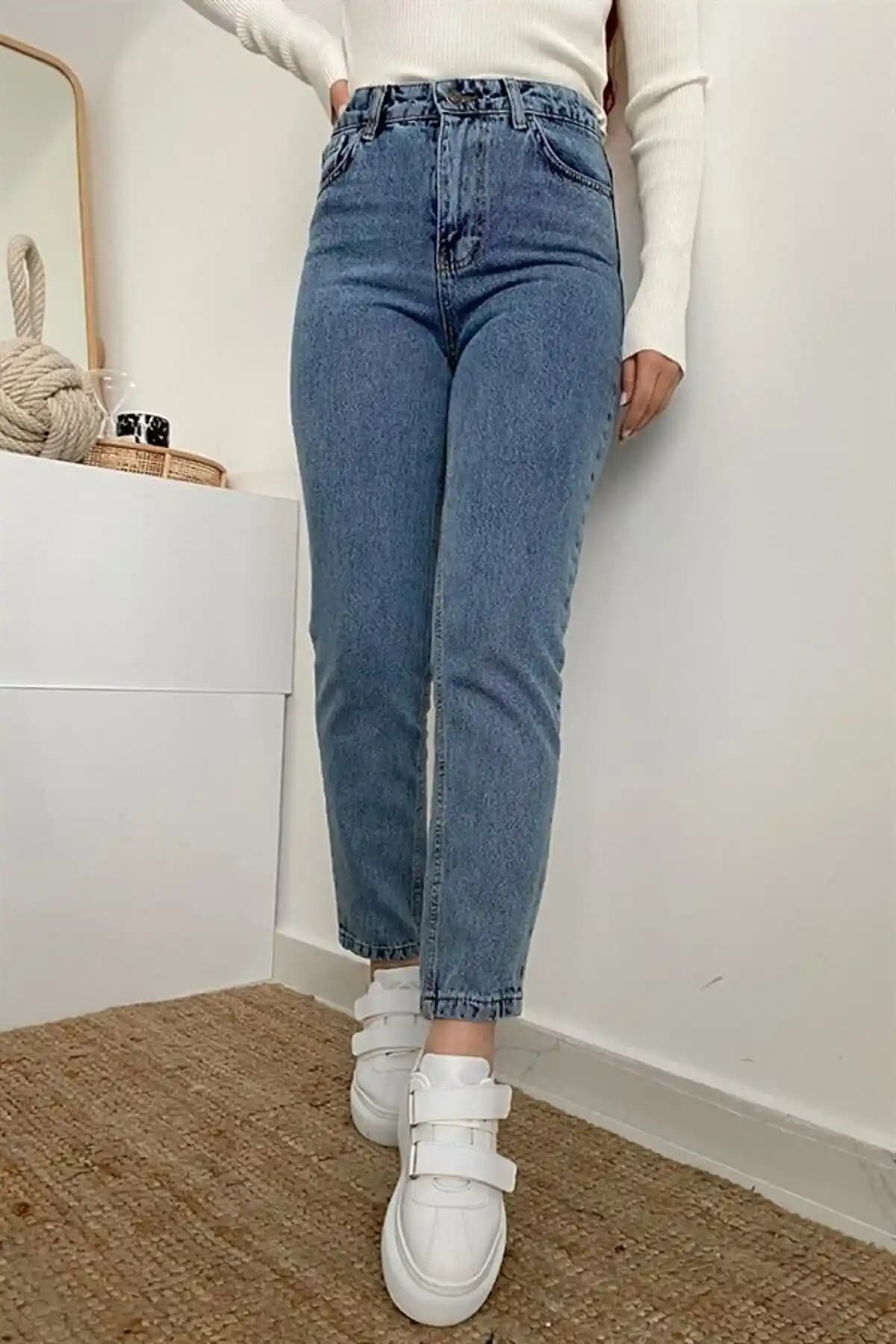 Santa Bella Erva ve Estonya Mavi Kar Yıkama Mom Boyfriend Jean Karşılaştırması