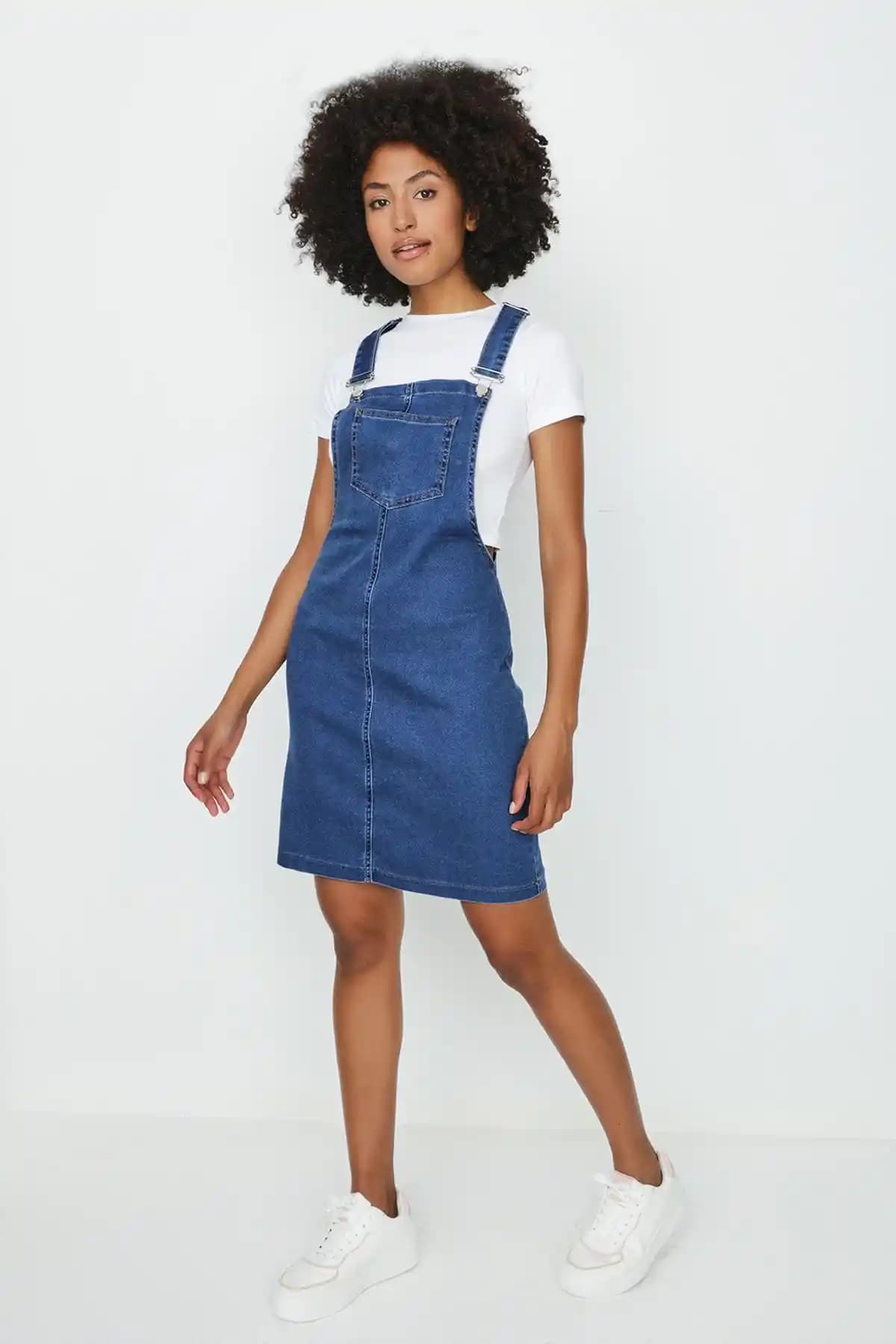 Select Moda'nın denim askılı mini elbisesi şıklık ve rahatlığı bir arada sunar