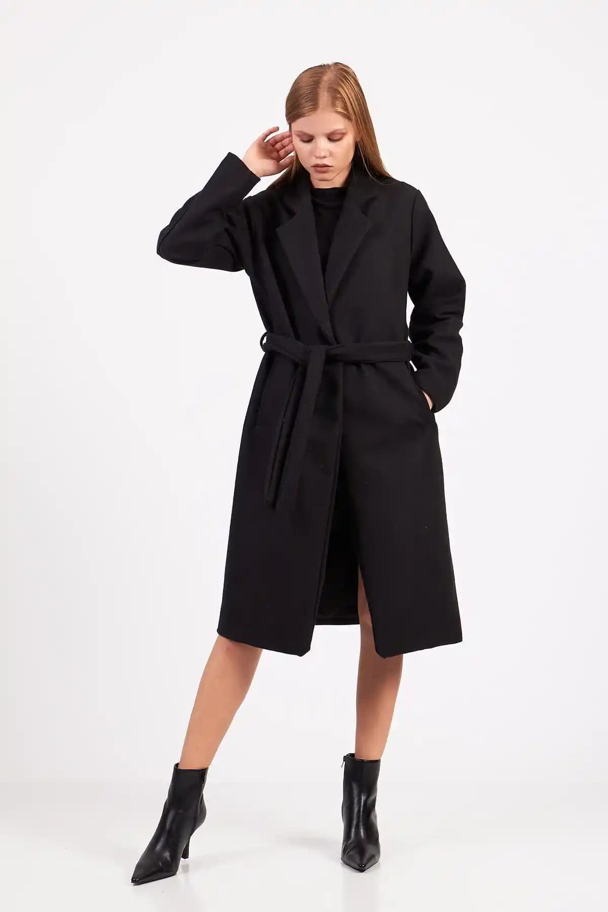 SevdeUgur Kadın Siyah Kemerli Düğmeli Kaşe Kaban: Şıklık ve Konfor Bir Arada