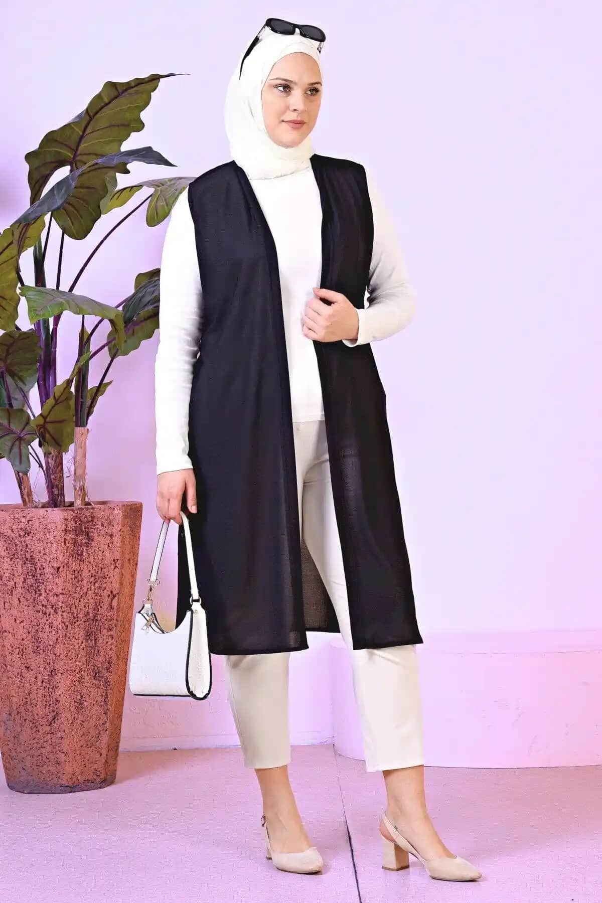Siyah Ferace Kadın Tesettür Giyim: Büyük Beden Yazlık Yeleklerle Şıklık ve Konfor Sağlar