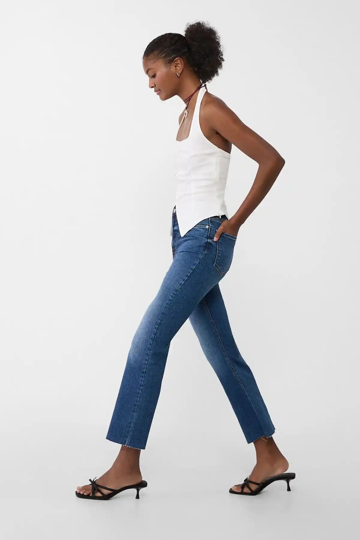 Stradivarius D78 Crop İspanyol Paça Jean: Günlük Şıklık ve Konfor Sunan Modern Tasarım