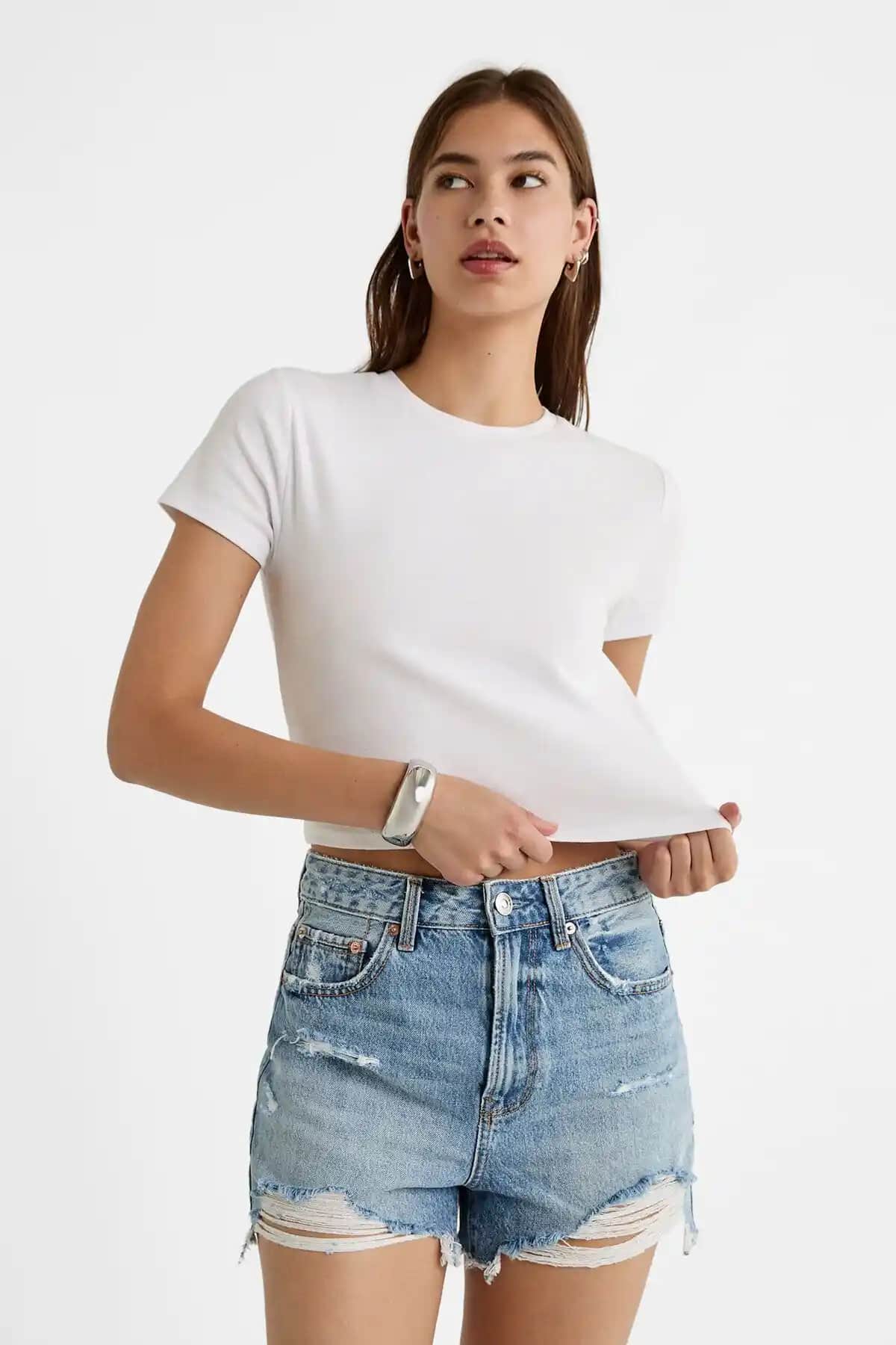 Stradivarius Distressed Denim Şort: Modern ve Şık Yazlık Giyim Seçeneği