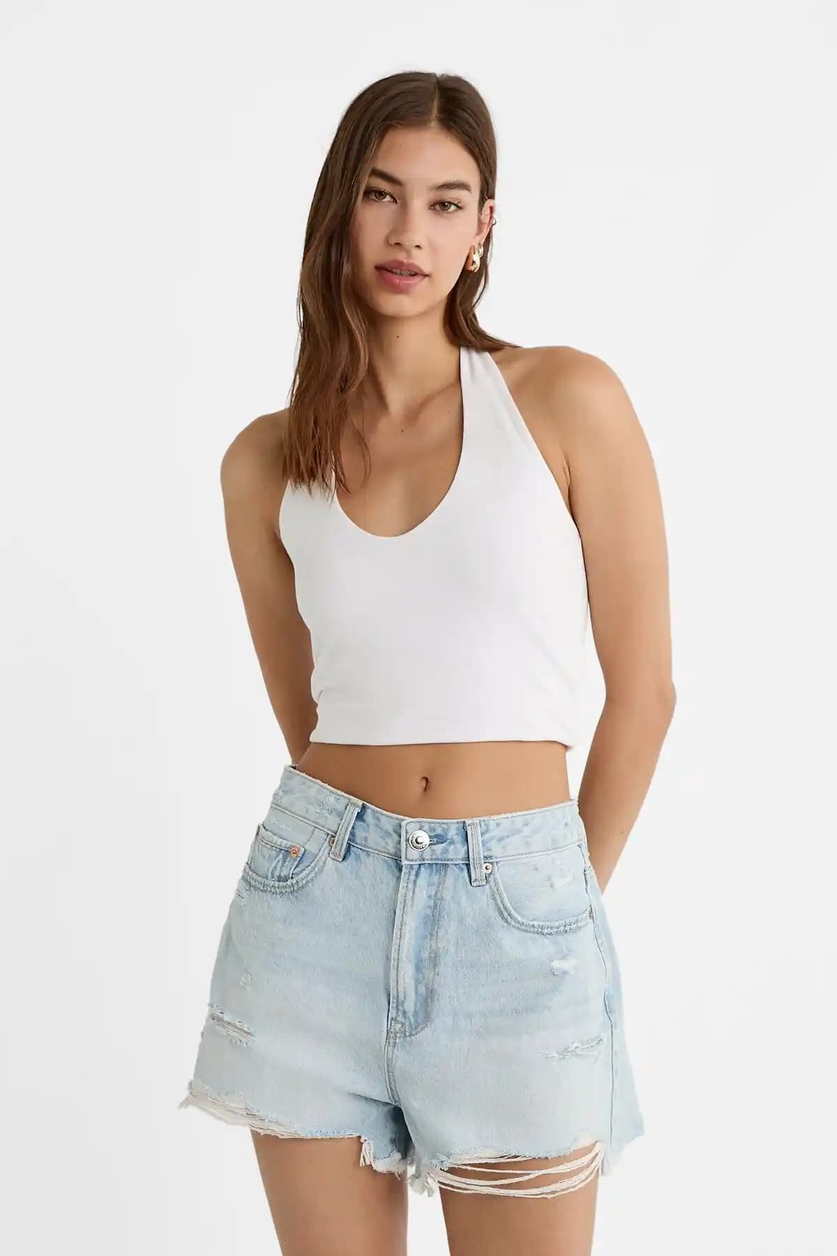 Stradivarius Distressed Denim Şort: Yazın Şıklığını ve Rahatlığını Sunan Moda Parçası