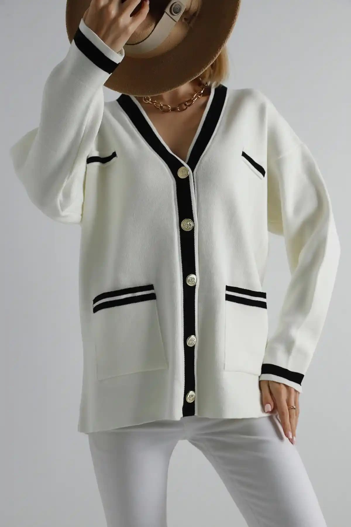 Winter Club Bej Gold Düğmeli Oversize Triko Hırka Şık ve Rahat Kış Giyim İçin Uygun