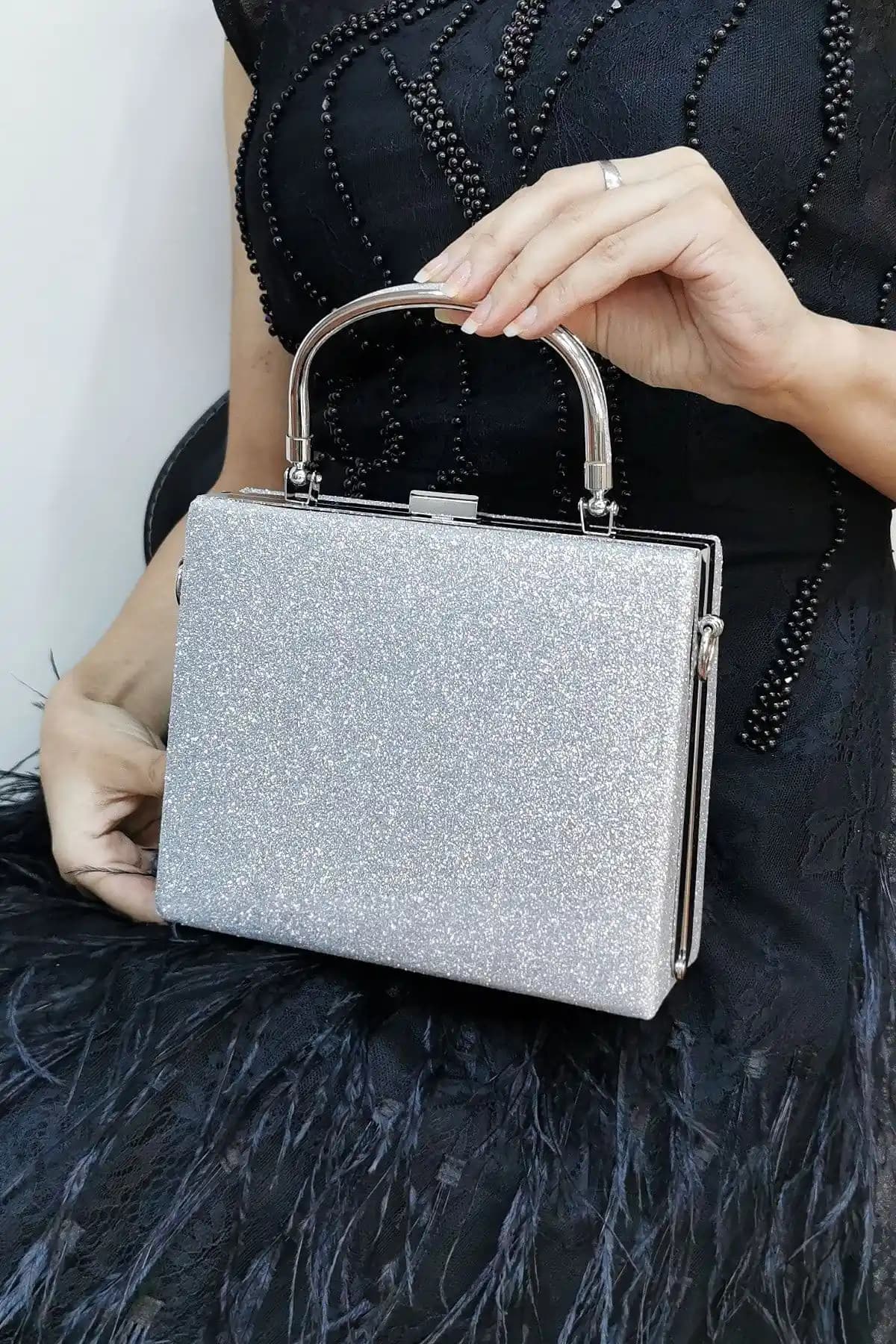 Nazart Kadın Gümüş Kum Sim ve Saten Clutch Çantaları Karşılaştırması ve İnceleme