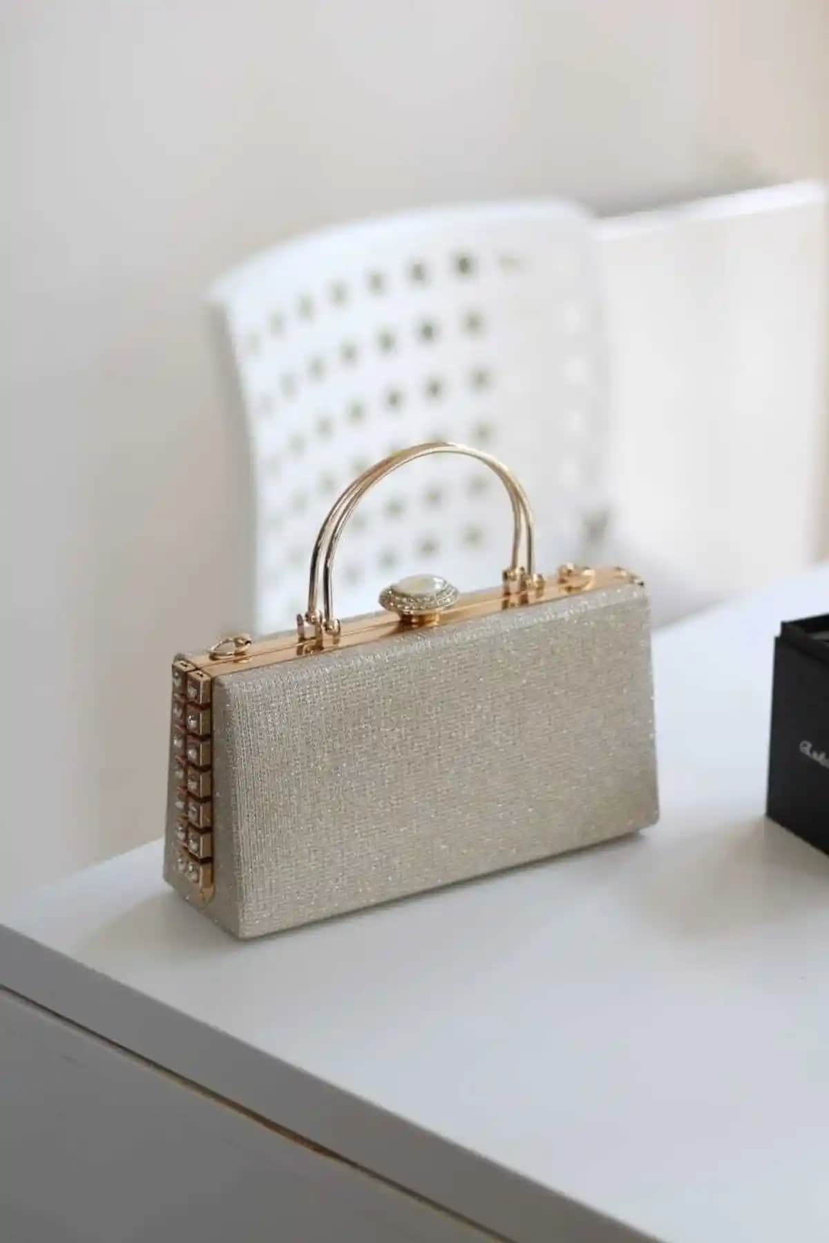 Moom Bag Kadın Gold Taş Detaylı Abiye Tutmalı Omuz Çantası ile Şıklığı Yakalayın