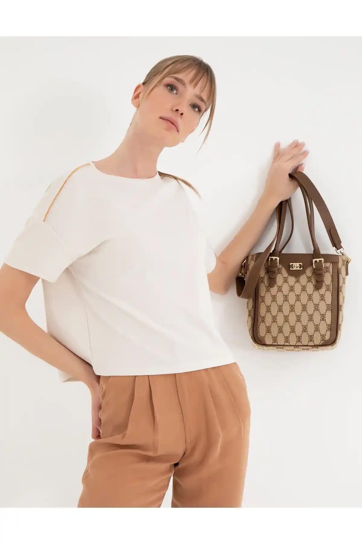 Pierre Cardin Kahverengi El Çantası: Şıklık ve Dayanıklılığın Buluşması