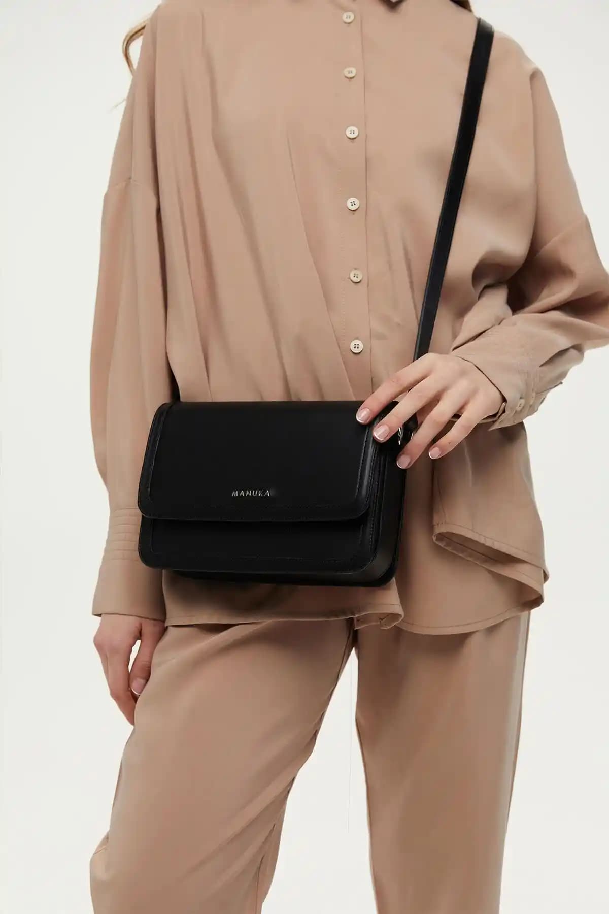 Manuka Kapaklı Siyah Omuz Çantası: Şıklık ve Fonksiyonelliği Bir Arada Sunuyor