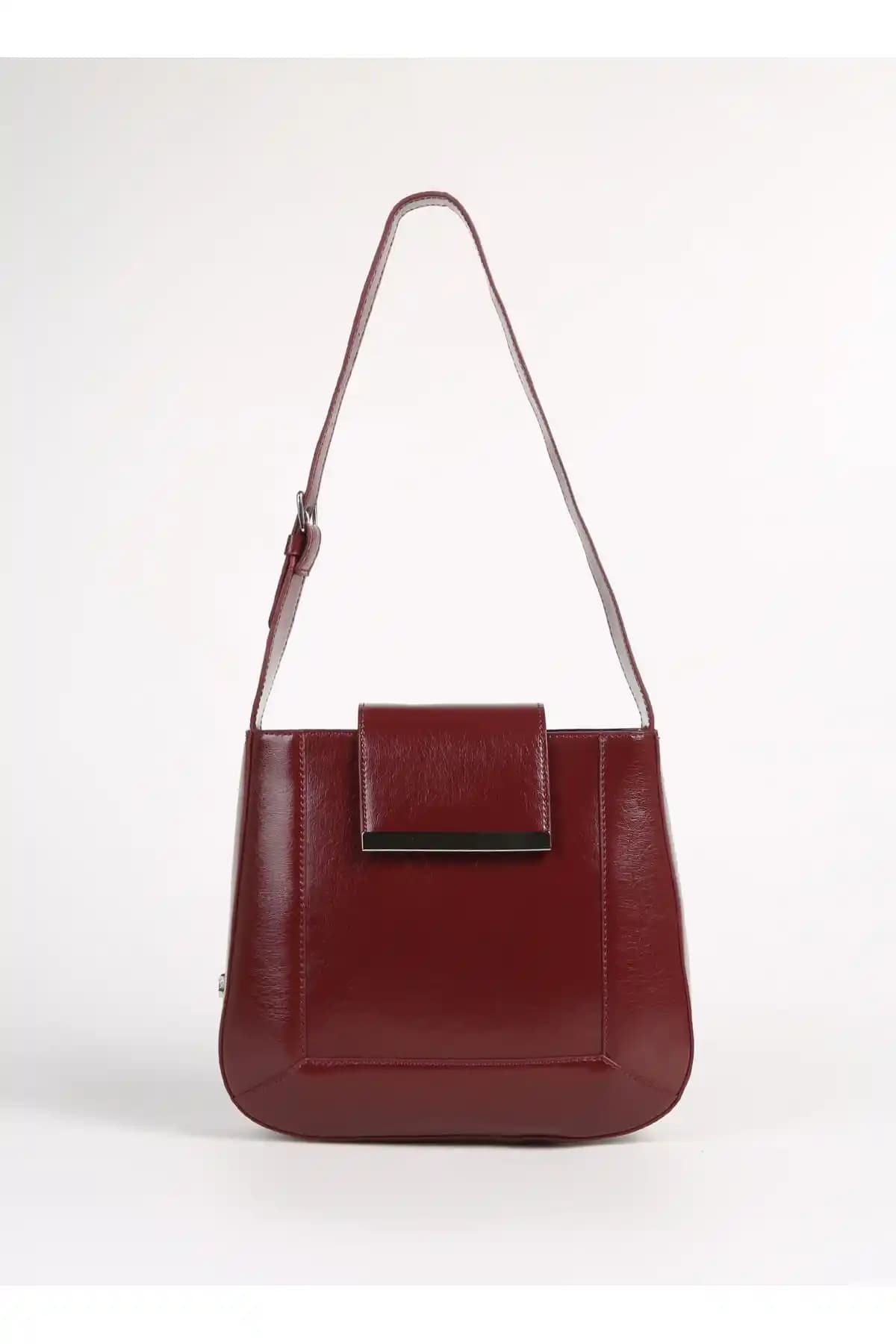 FabrikaRugan Bordo Kadın Omuz Çantası SHINY-VERSOY: Şıklığı ve Fonksiyonu Bir Arada Sunuyor