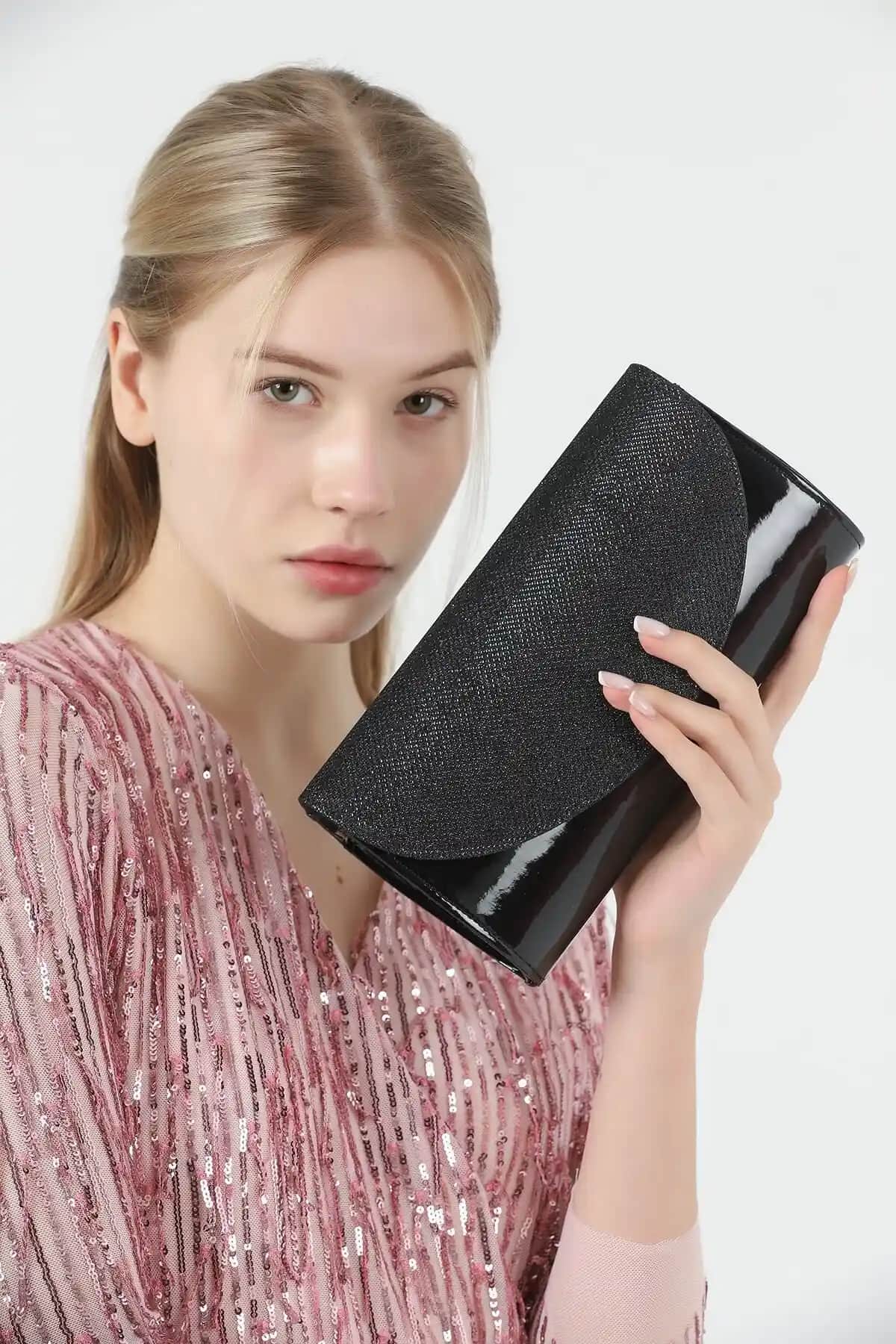 Efnanstore Rugan Simli Abiye Çanta: Şıklığın Ve Kullanışlılığın İdeal Buluşması