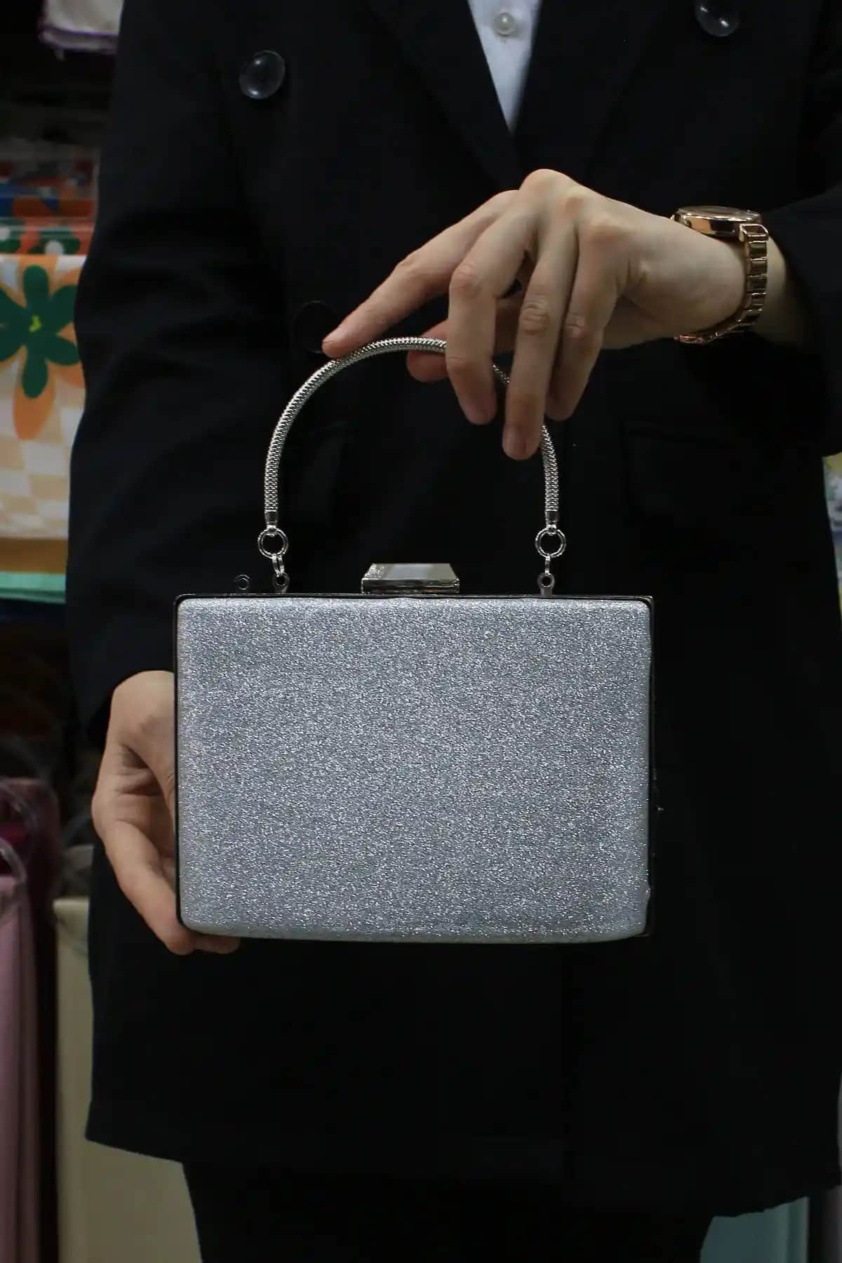 Gümüş Simlikum Abiye Çantası: Şıklığı Tamamlayan Zarif Bir Aksesuar