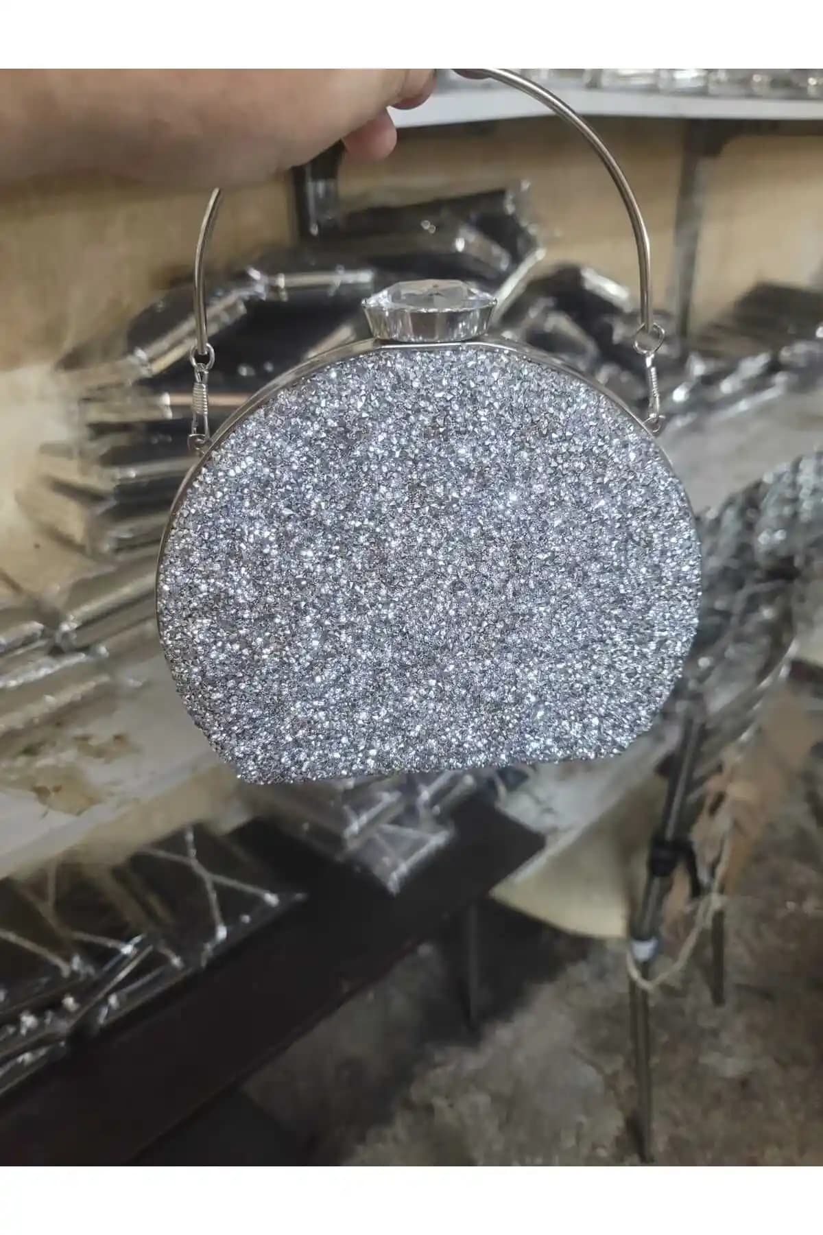 Lowell Home Gümüş Taşlı Abiye Çanta: Şıklığın ve Sürdürülebilirliğin Buluşması