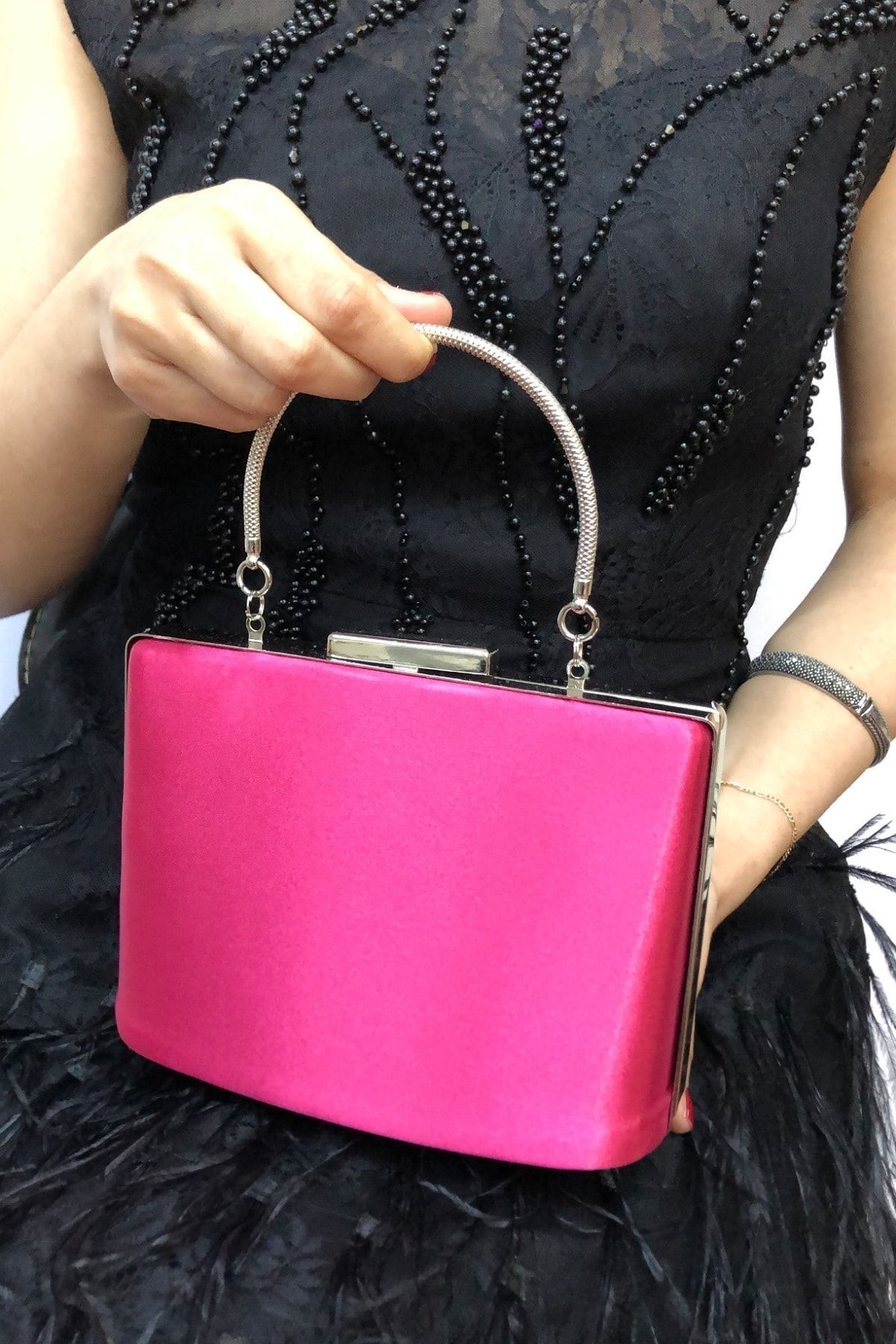 Nazart Kadın Saten Fuşya Abiye Clutch: Şıklığı ve Pratikliği Bir Arada Sunan Çanta