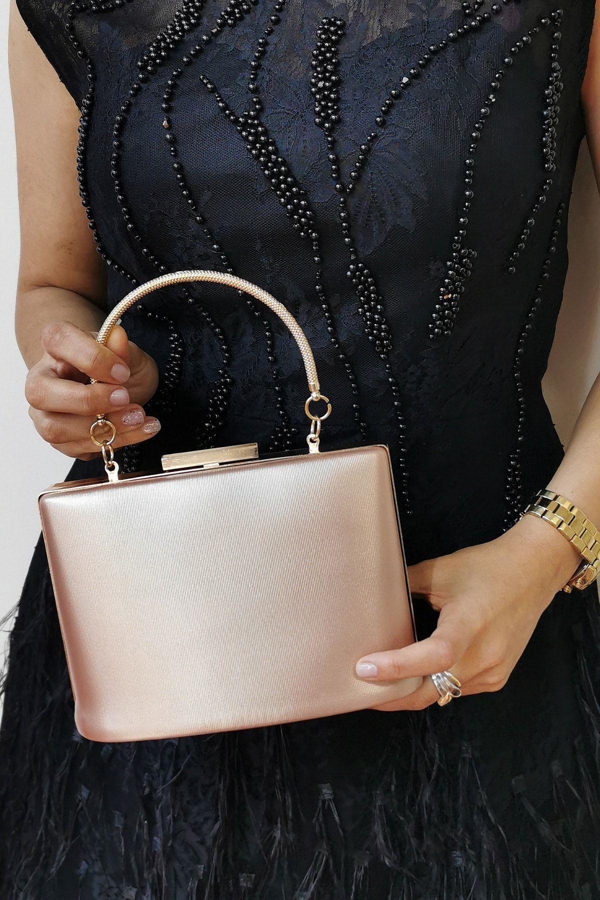 Nazart Pudra Clutch Abiye Çanta: Şıklığı ve Fonksiyonelliği Bir Arada Sunan Tasarım